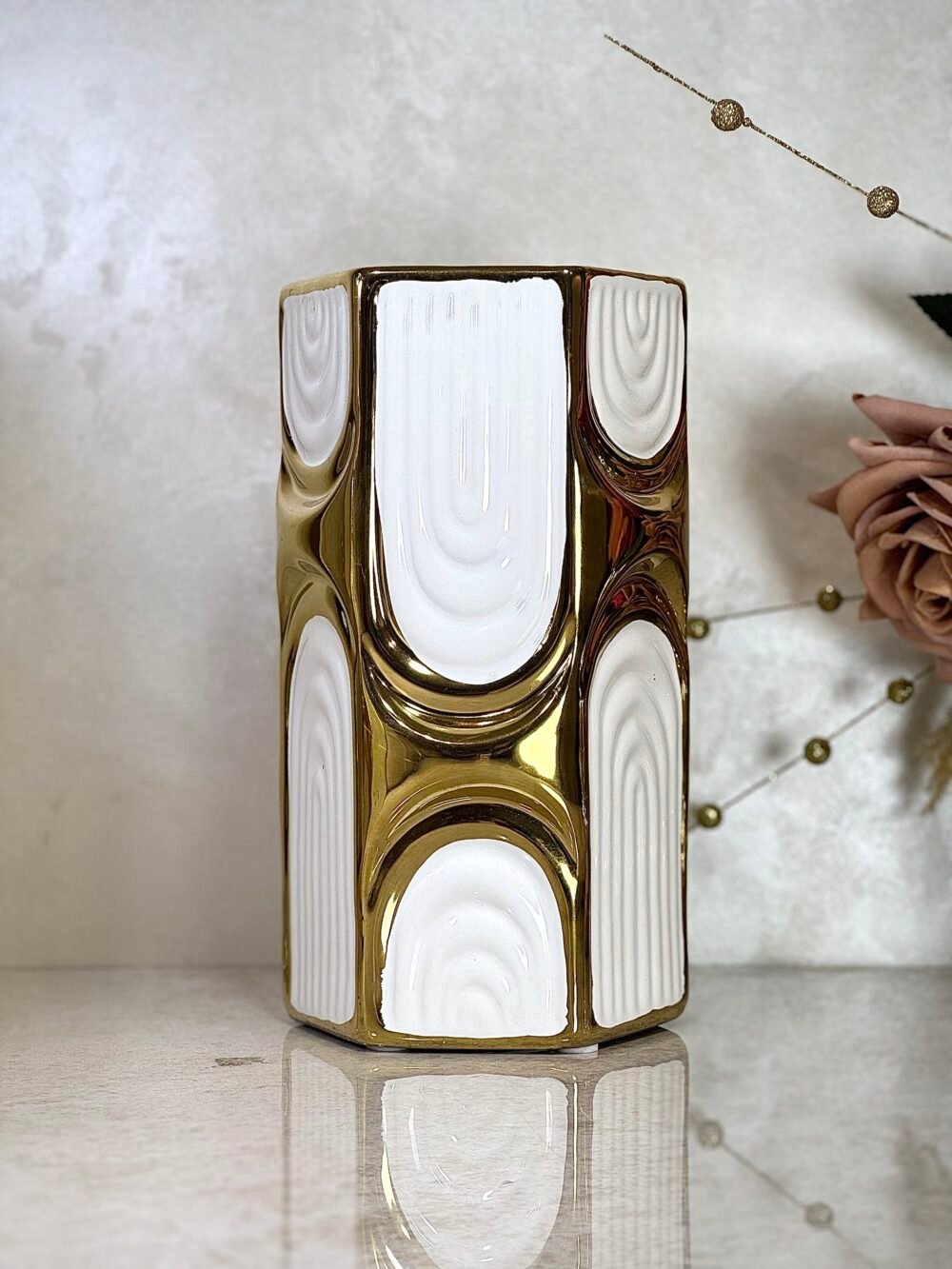 Ensemble de 2 Vases Blancs et Dorés Hexagonaux – Design Géométrique et Élégance Moderne