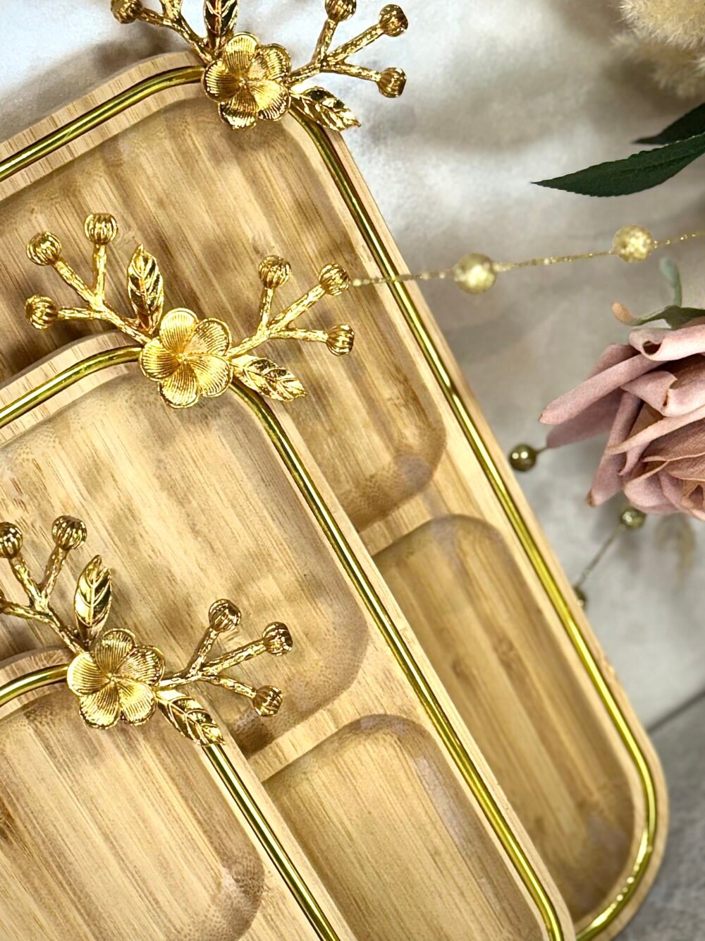 Ensemble de 3 Plateaux Bento Carrés en Bambou avec Décoration Dorée – Élégance Naturelle et Moderne