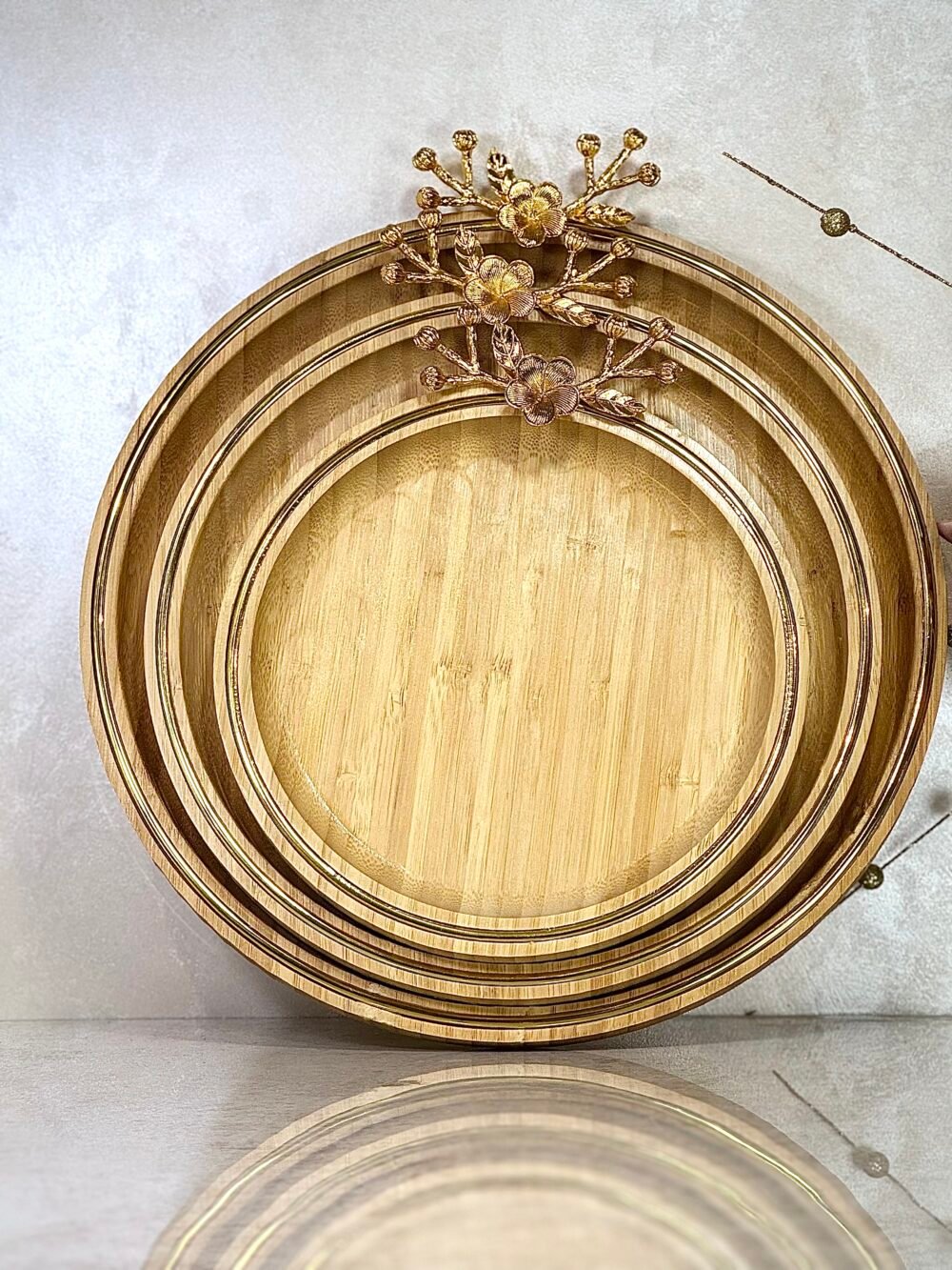 Ensemble de 3 Plateaux Ronds en Bambou avec Accents Dorés – Élégance Naturelle et Raffinée