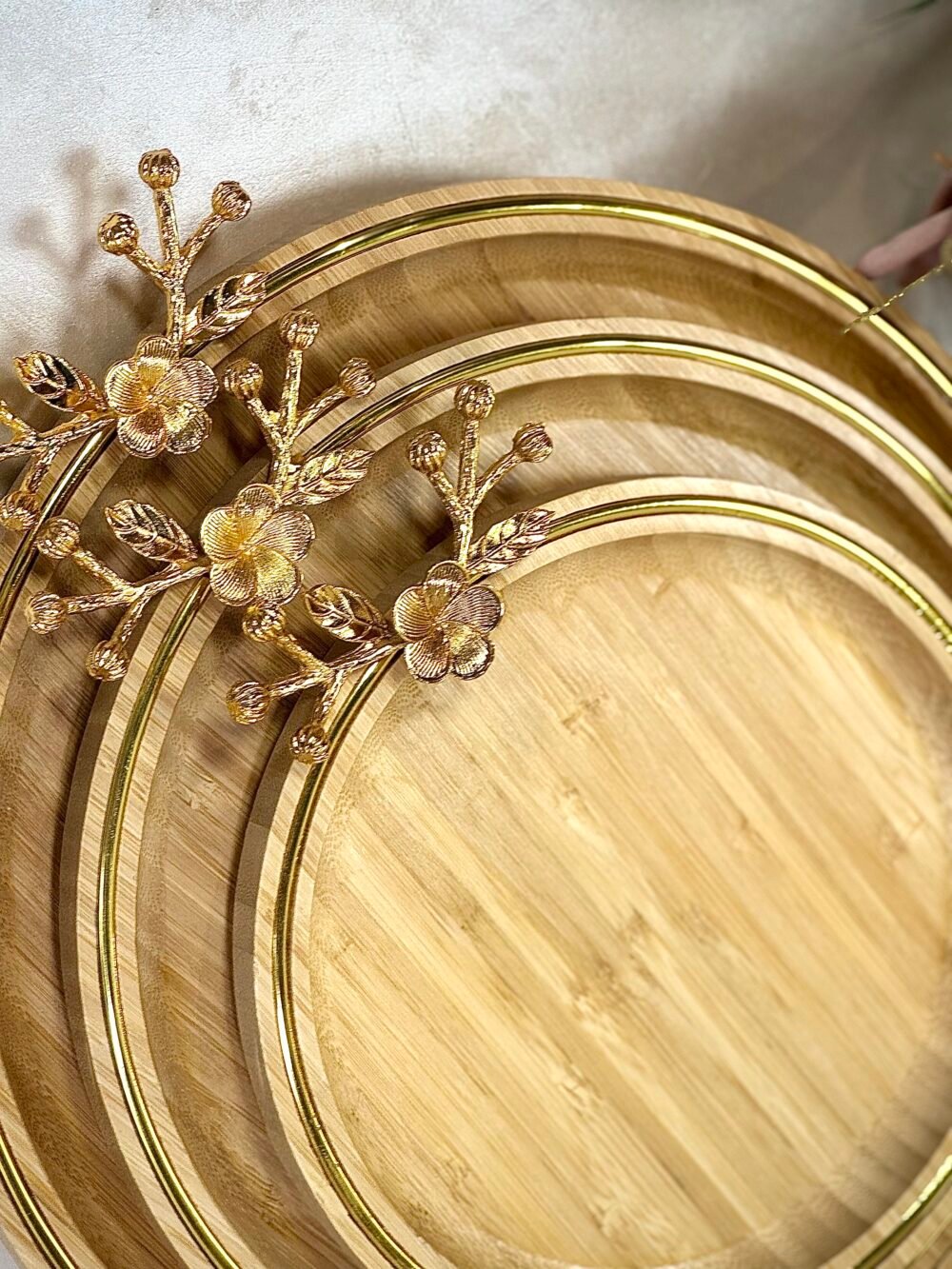 Ensemble de 3 Plateaux Ronds en Bambou avec Accents Dorés – Élégance Naturelle et Raffinée