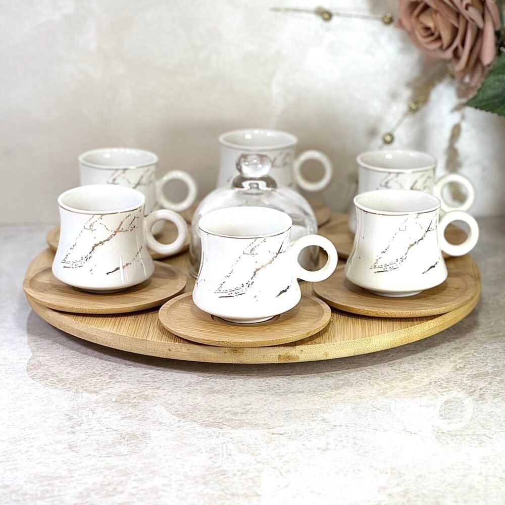 Ensemble de 6 Tasses à Café avec Sous-Verres et Sucrier – Présenté sur Plateau en Bambou