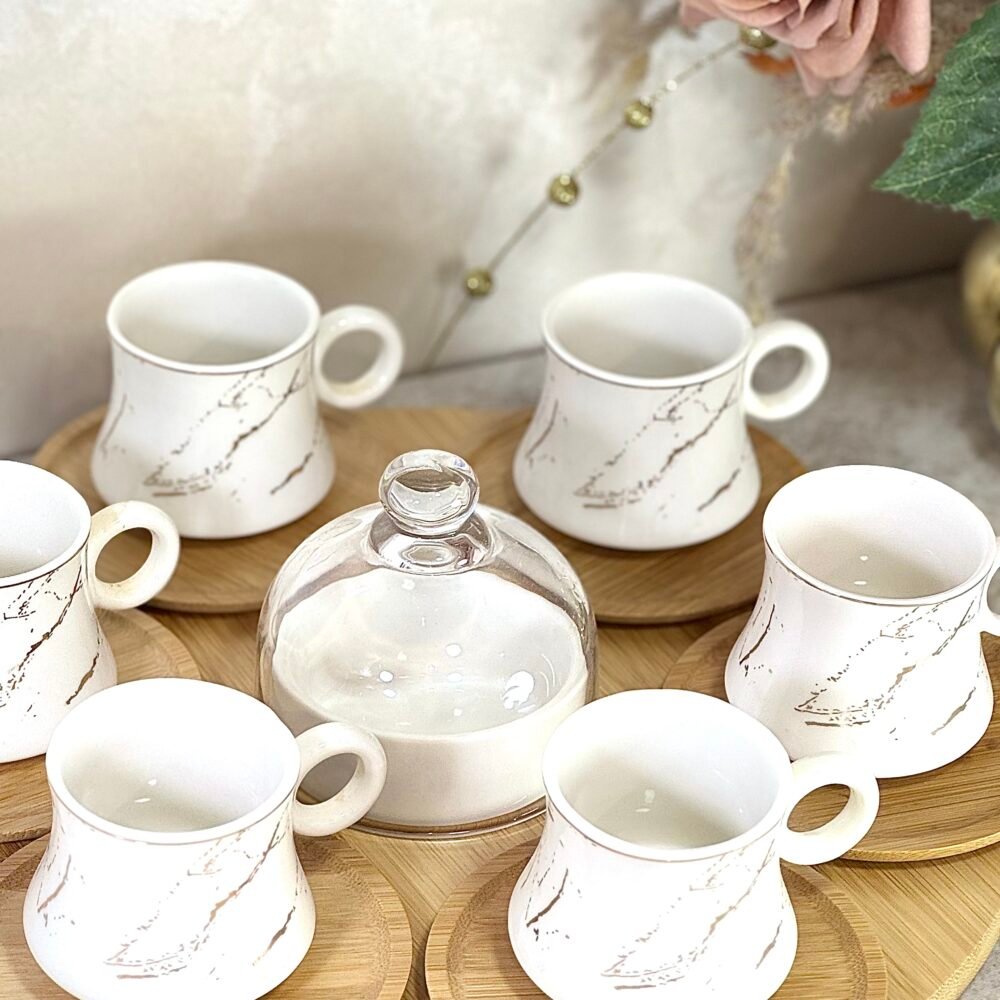 Ensemble de 6 Tasses à Café avec Sous-Verres et Sucrier – Présenté sur Plateau en Bambou