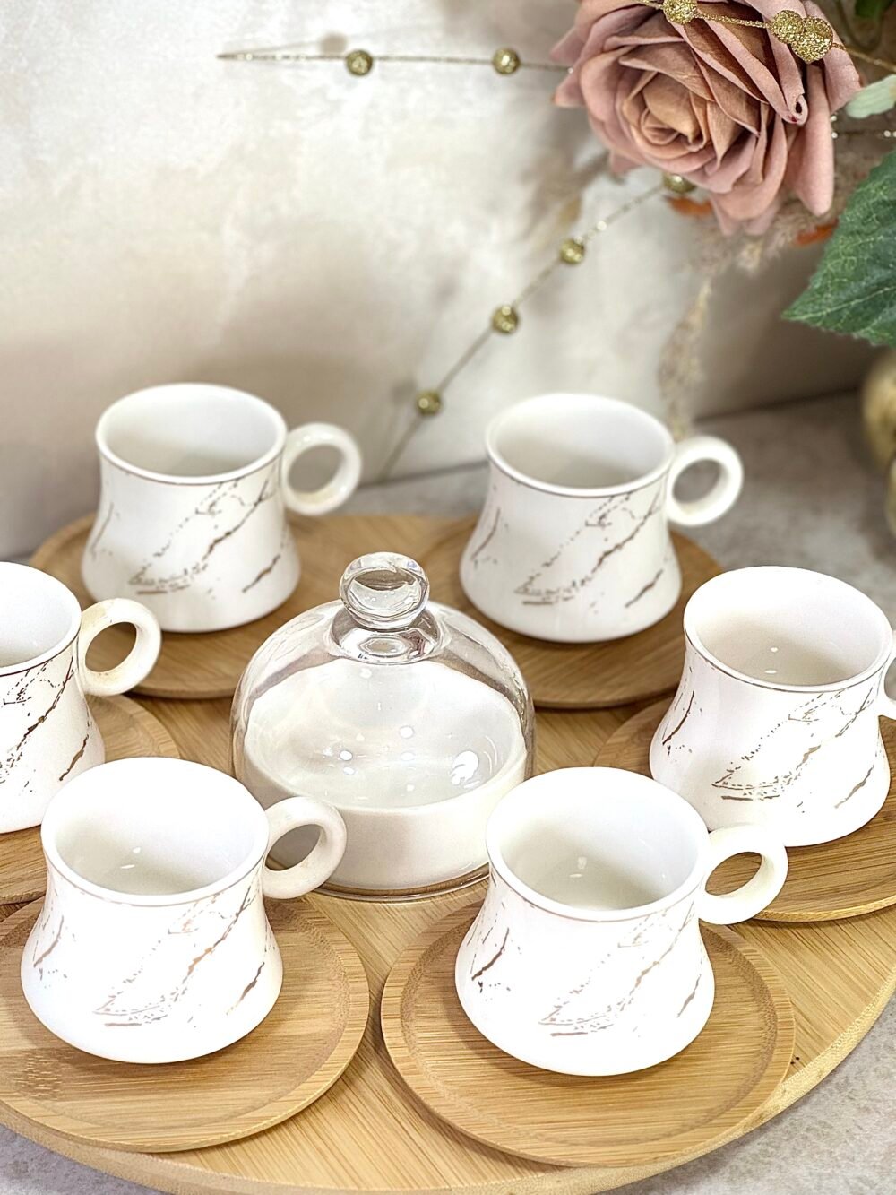 Ensemble de 6 Tasses à Café avec Sous-Verres et Sucrier – Présenté sur Plateau en Bambou