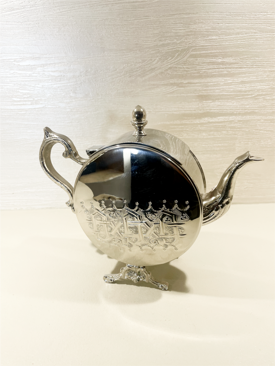 Théière Artisanale Marocaine Gravée en Cuivre Argenté, Forme Horloge - II