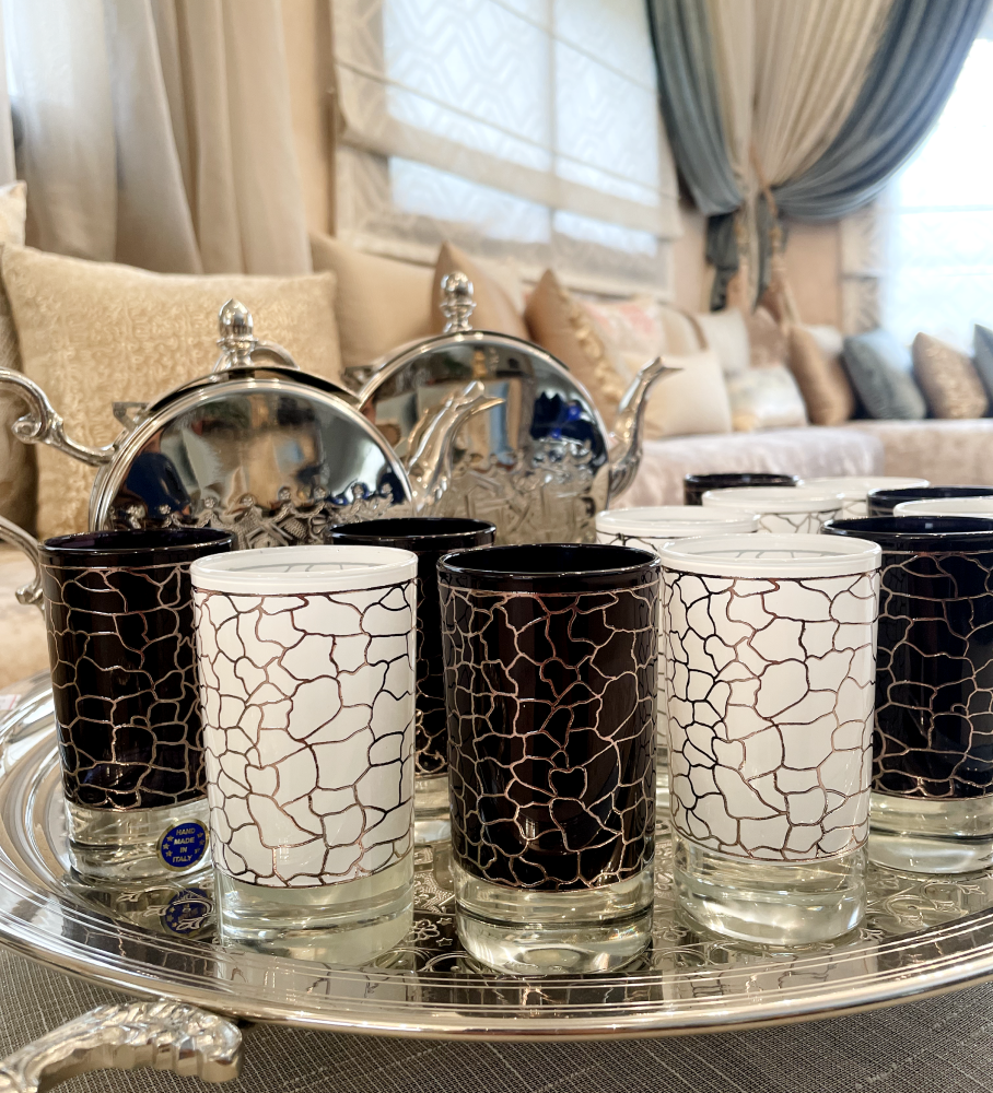 Ensemble de 12 Verres à Thé Marocains Noirs et Blancs avec Motif Doré