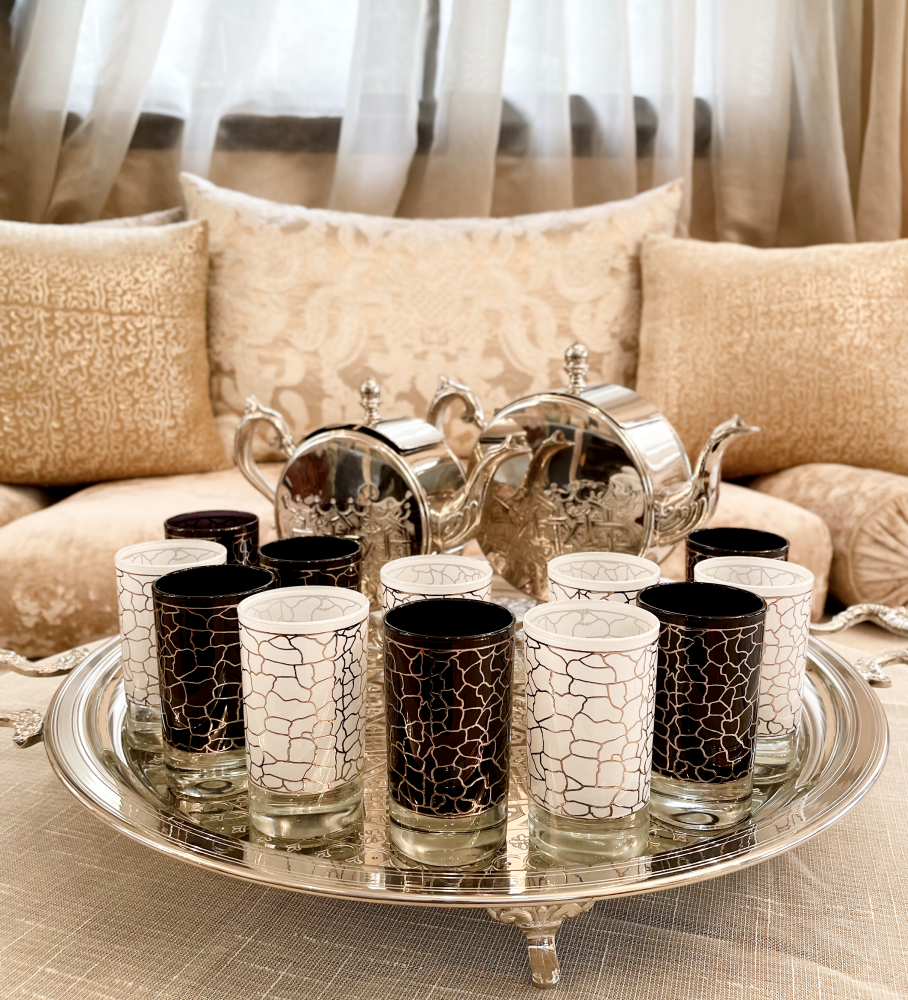 Ensemble de 12 Verres à Thé Marocains Noirs et Blancs avec Motif Doré