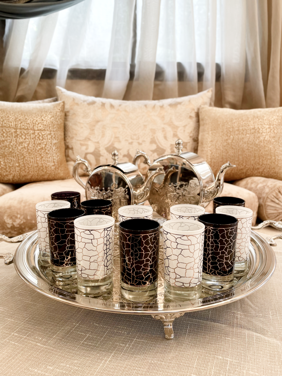 Ensemble de 12 Verres à Thé Marocains Noirs et Blancs avec Motif Doré