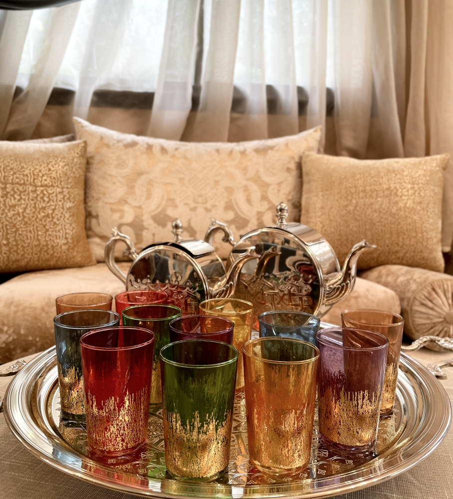 Ensemble de 12 Verres à Thé Marocains en Verre Tinté avec Décoration Dorée