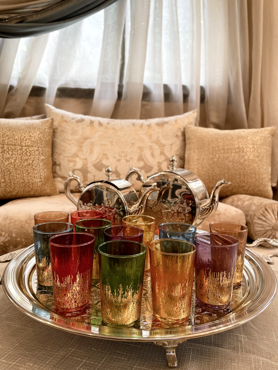 Ensemble de 12 Verres à Thé Marocains en Verre Tinté avec Décoration Dorée