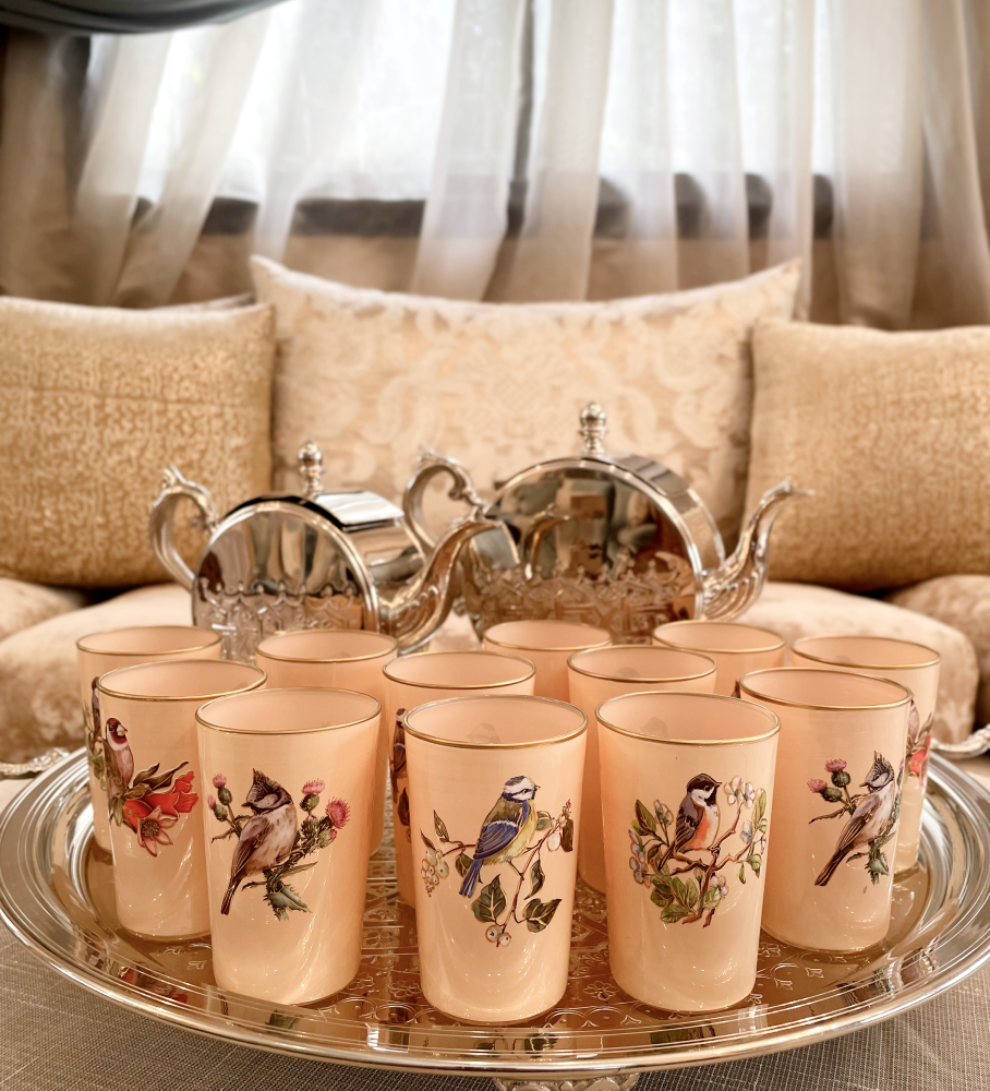 Ensemble de 12 Verres à Thé Marocains Beiges avec Illustrations Artistiques d'Oiseaux