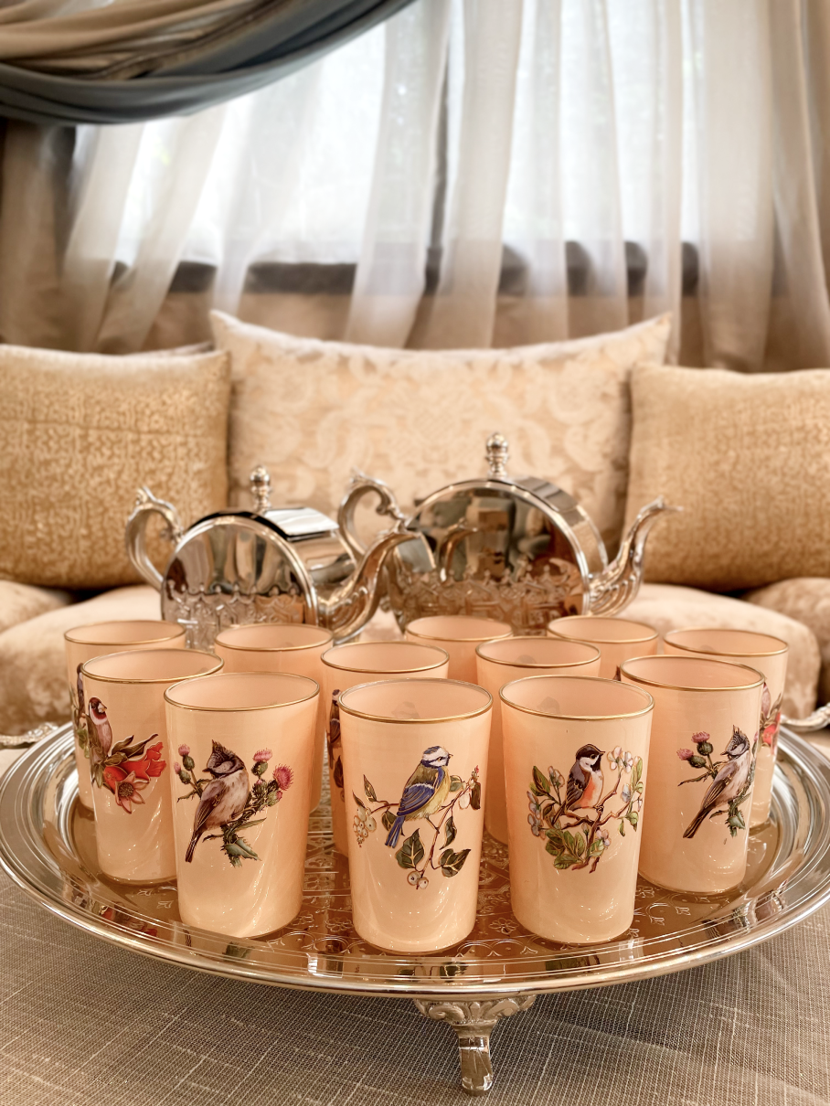 Ensemble de 12 Verres à Thé Marocains Beiges avec Illustrations Artistiques d'Oiseaux