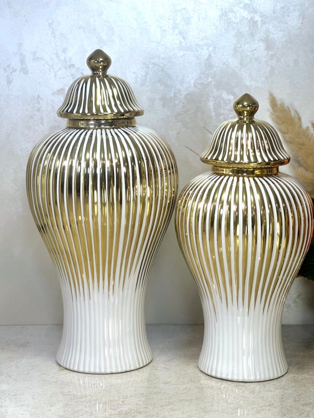 Ensemble de 2 Urnes Décoratives Blanches et Dorées – Motif Rayé Élégant