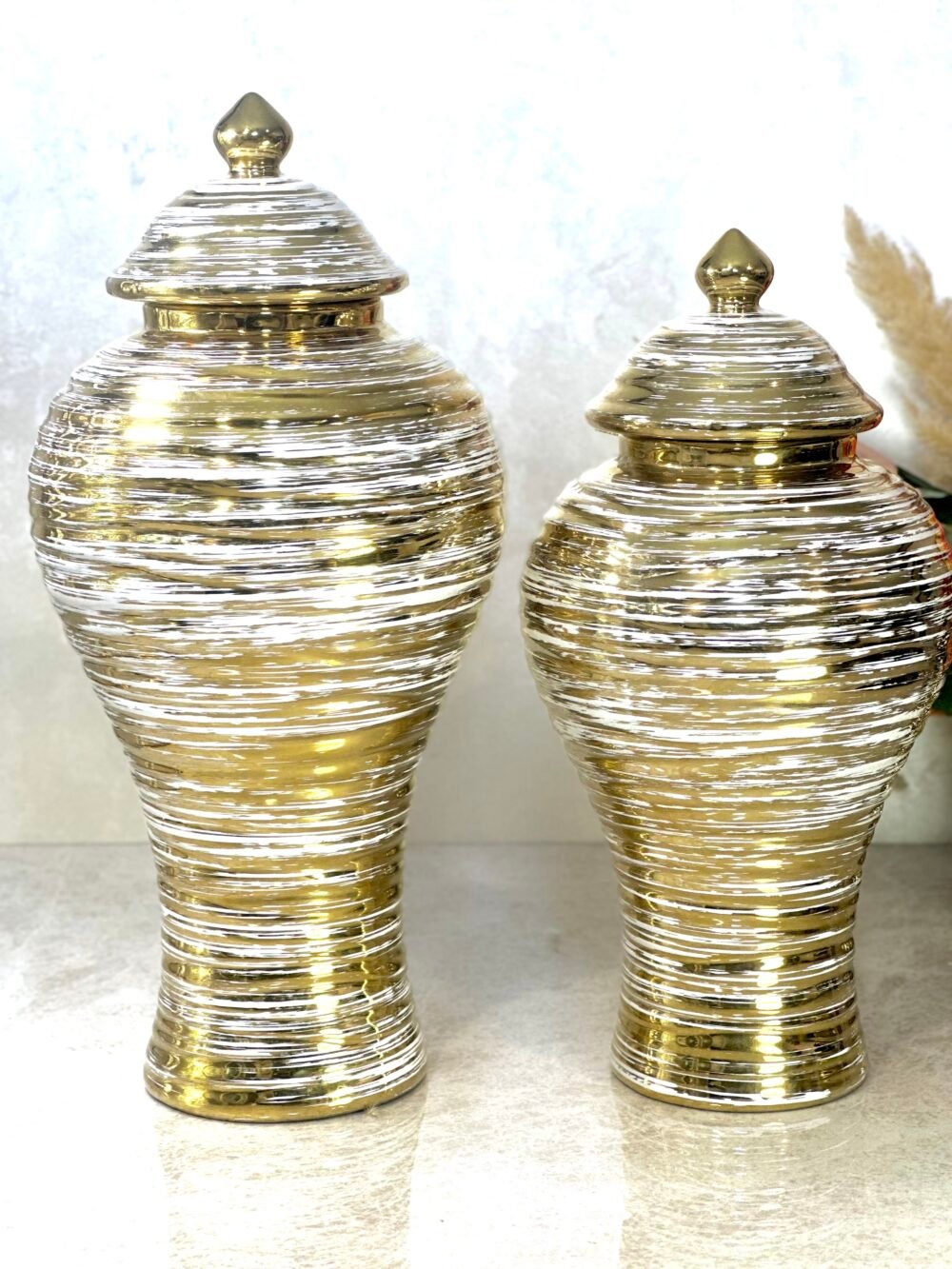 Ensemble de 2 Urnes Décoratives Blanches et Dorées avec Motif Pinceau