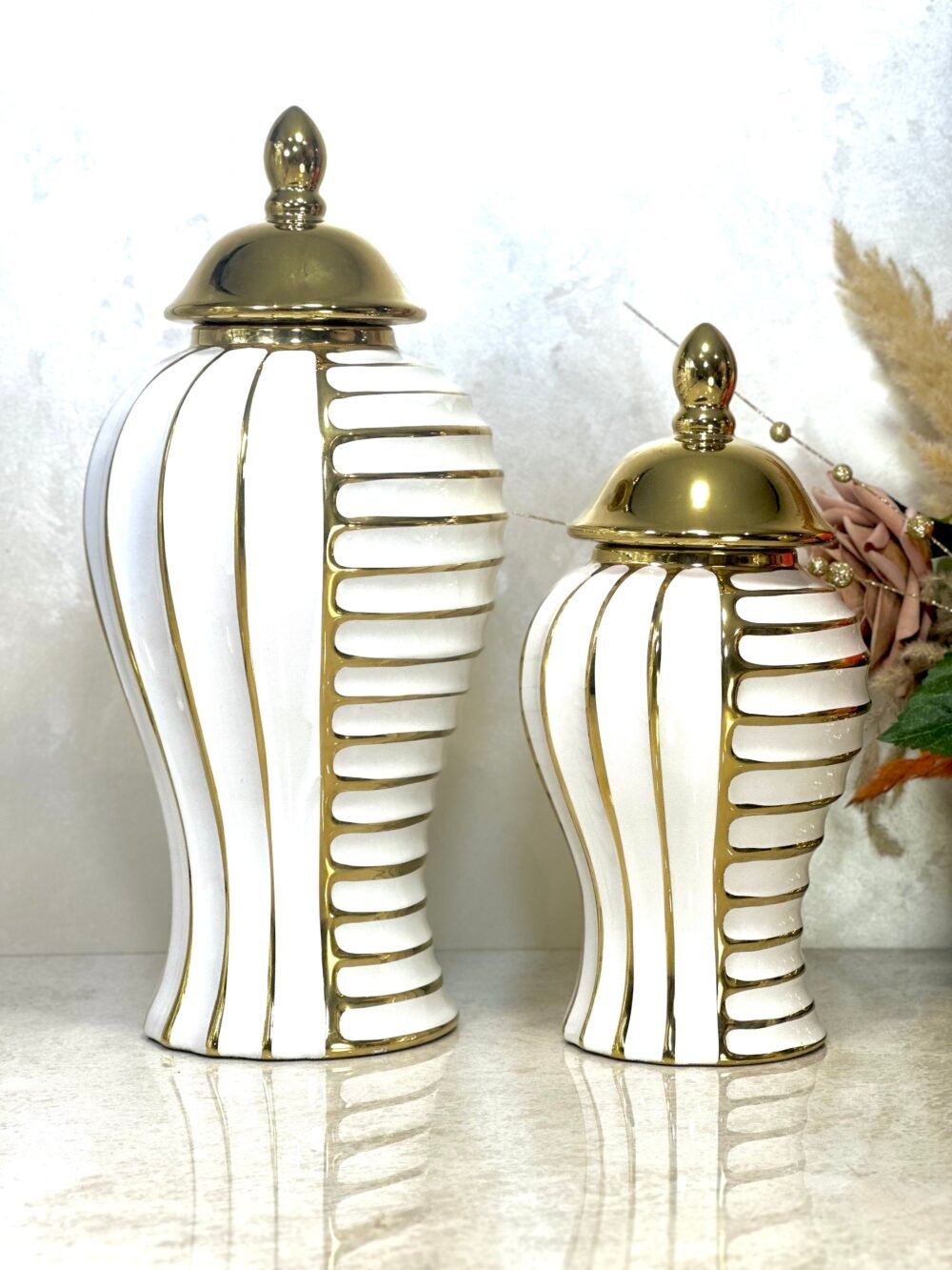 Ensemble de 2 Urnes Décoratives Blanches avec Lignes Dorées et Couvercle Élégant – Style Traditionnel