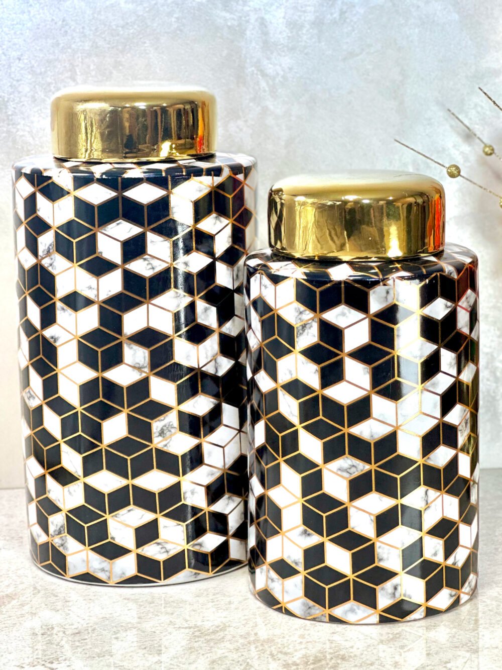 Ensemble de 2 Bocaux Décoratifs à Motif Cube Noir et Blanc – Style Graphique Moderne