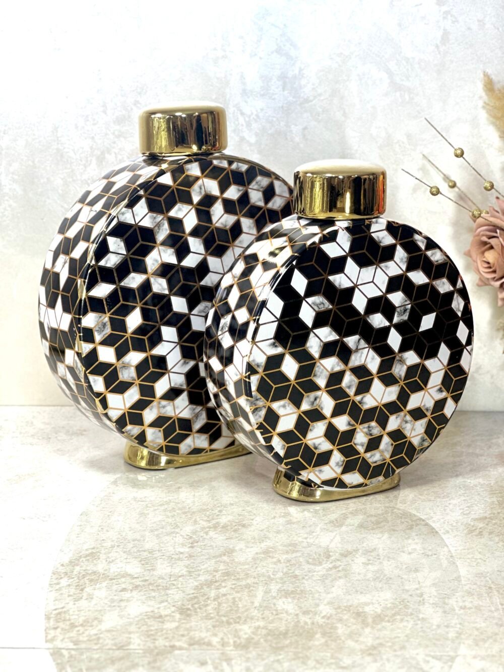 Ensemble de 2 Bocaux Décoratifs en Forme de Disque Noir et Blanc – Motif Cubes