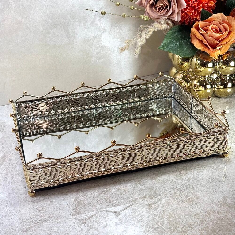 Plateau Miroir Métallique avec Motif Couronne Immaculée – Élégance et Raffinement