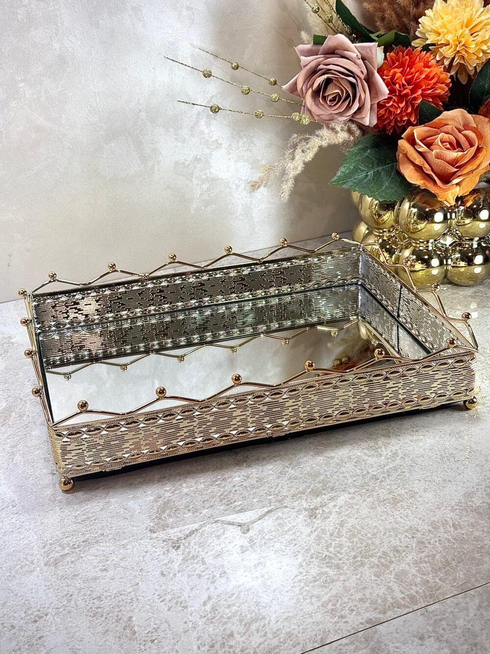 Plateau Miroir Métallique avec Motif Couronne Immaculée – Élégance et Raffinement