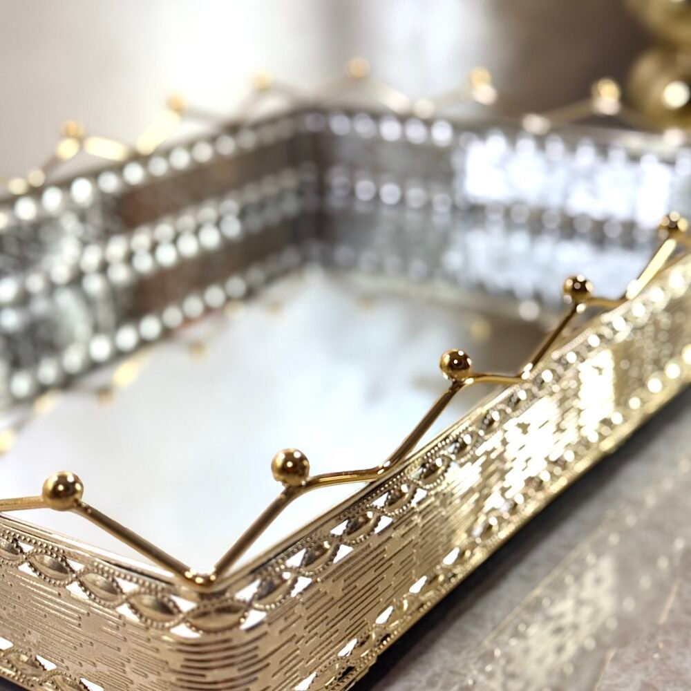 Plateau Miroir Métallique avec Motif Couronne Immaculée – Élégance et Raffinement