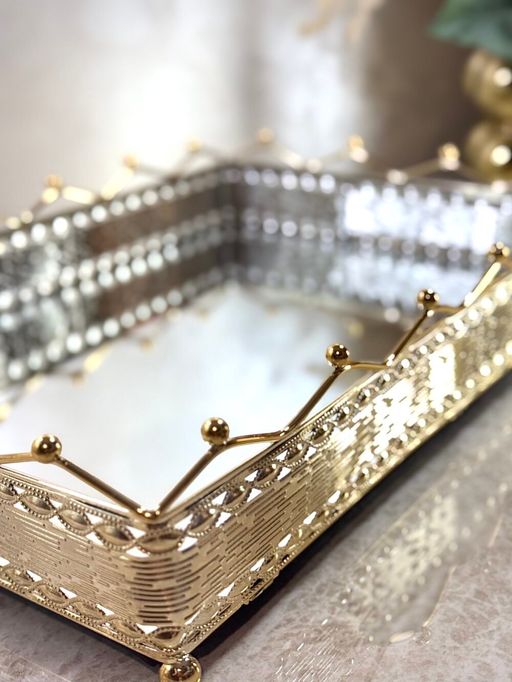 Plateau Miroir Métallique avec Motif Couronne Immaculée – Élégance et Raffinement