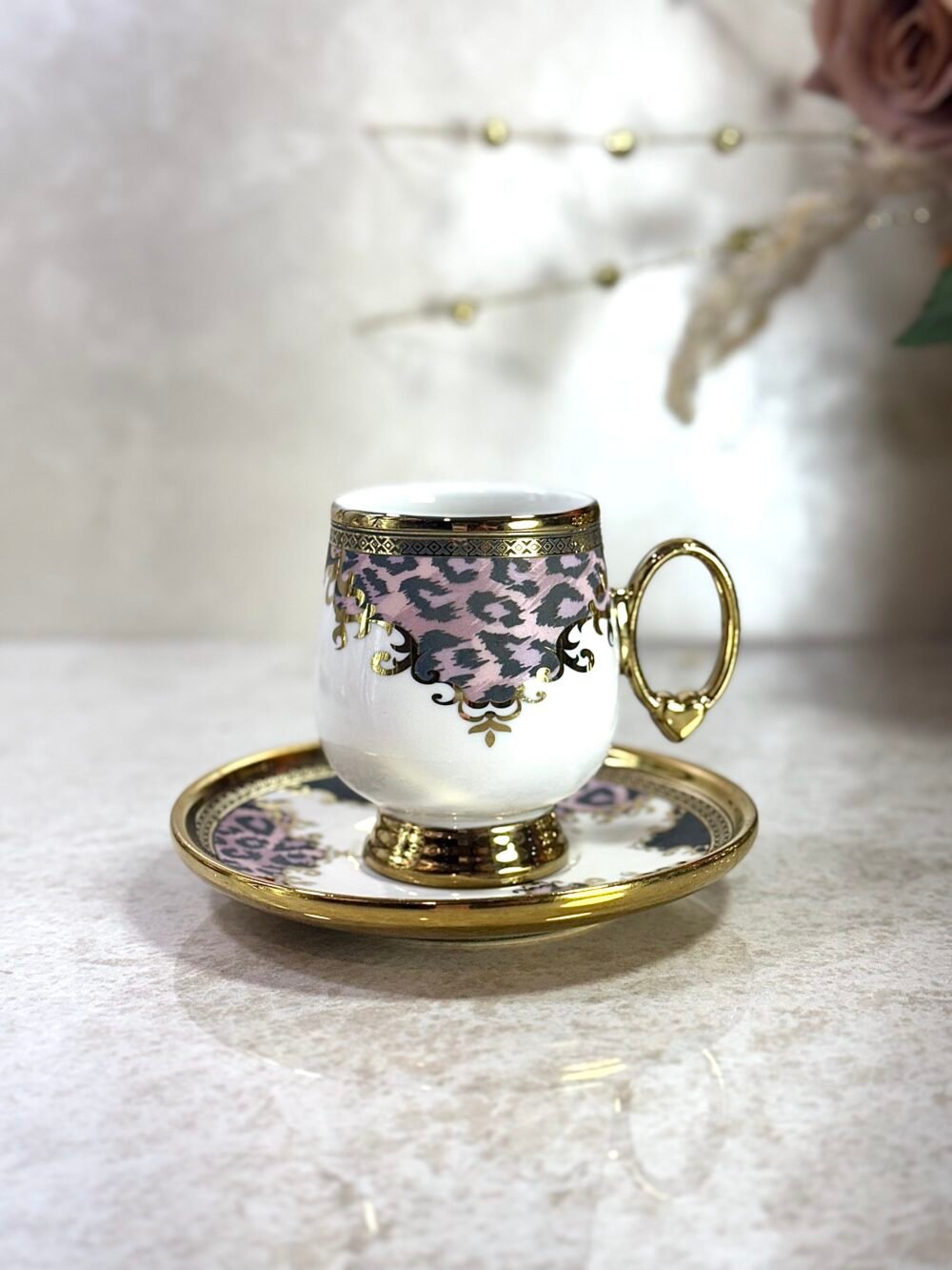 Ensemble de 6 Tasses à Café avec Sous-Tasses – Blanc et Doré, Motif Panthère Rose et Grise