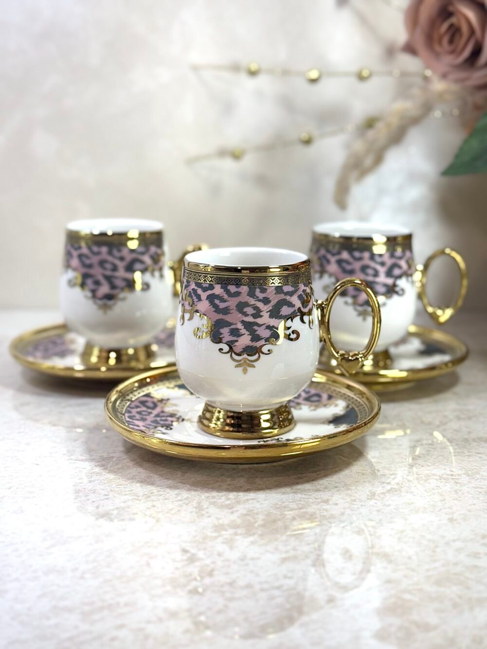 Ensemble de 6 Tasses à Café avec Sous-Tasses – Blanc et Doré, Motif Panthère Rose et Grise