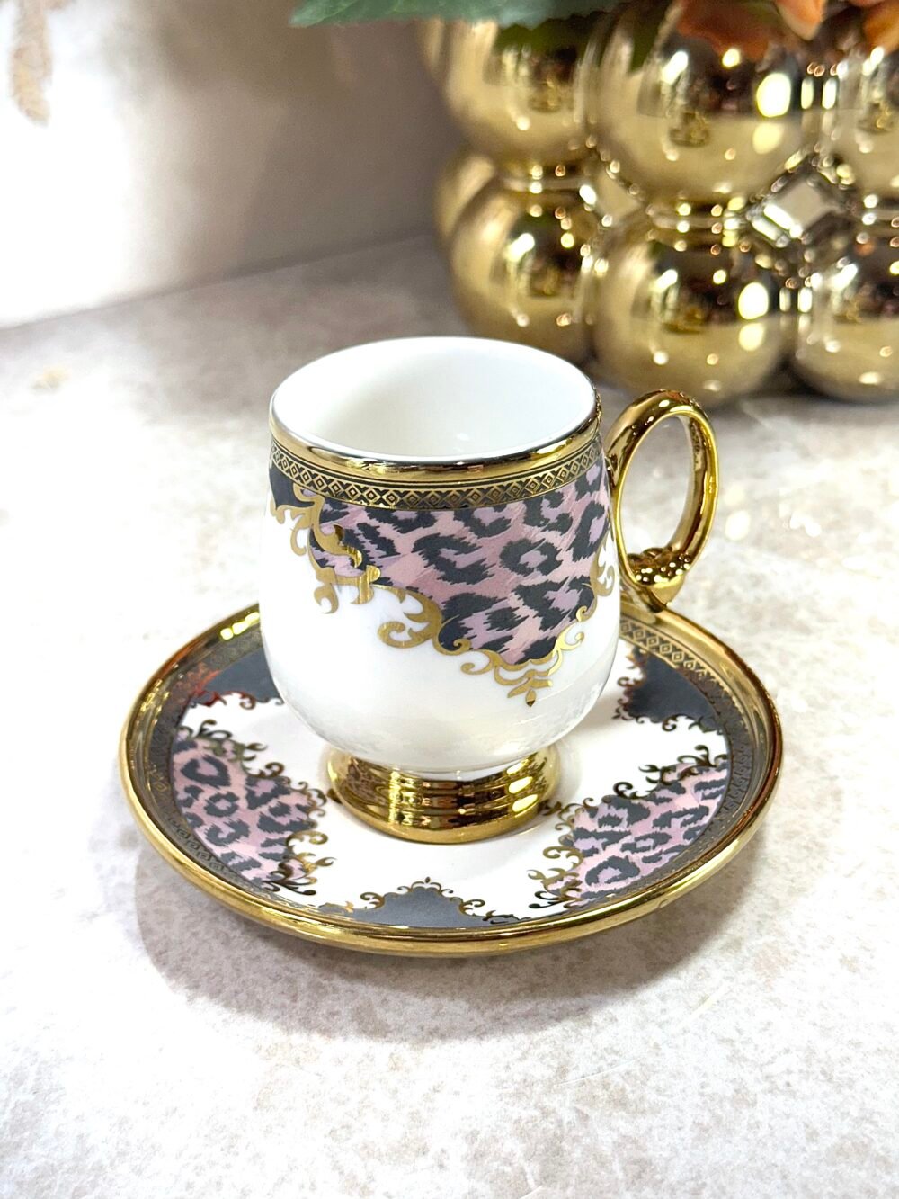 Ensemble de 6 Tasses à Café avec Sous-Tasses – Blanc et Doré, Motif Panthère Rose et Grise