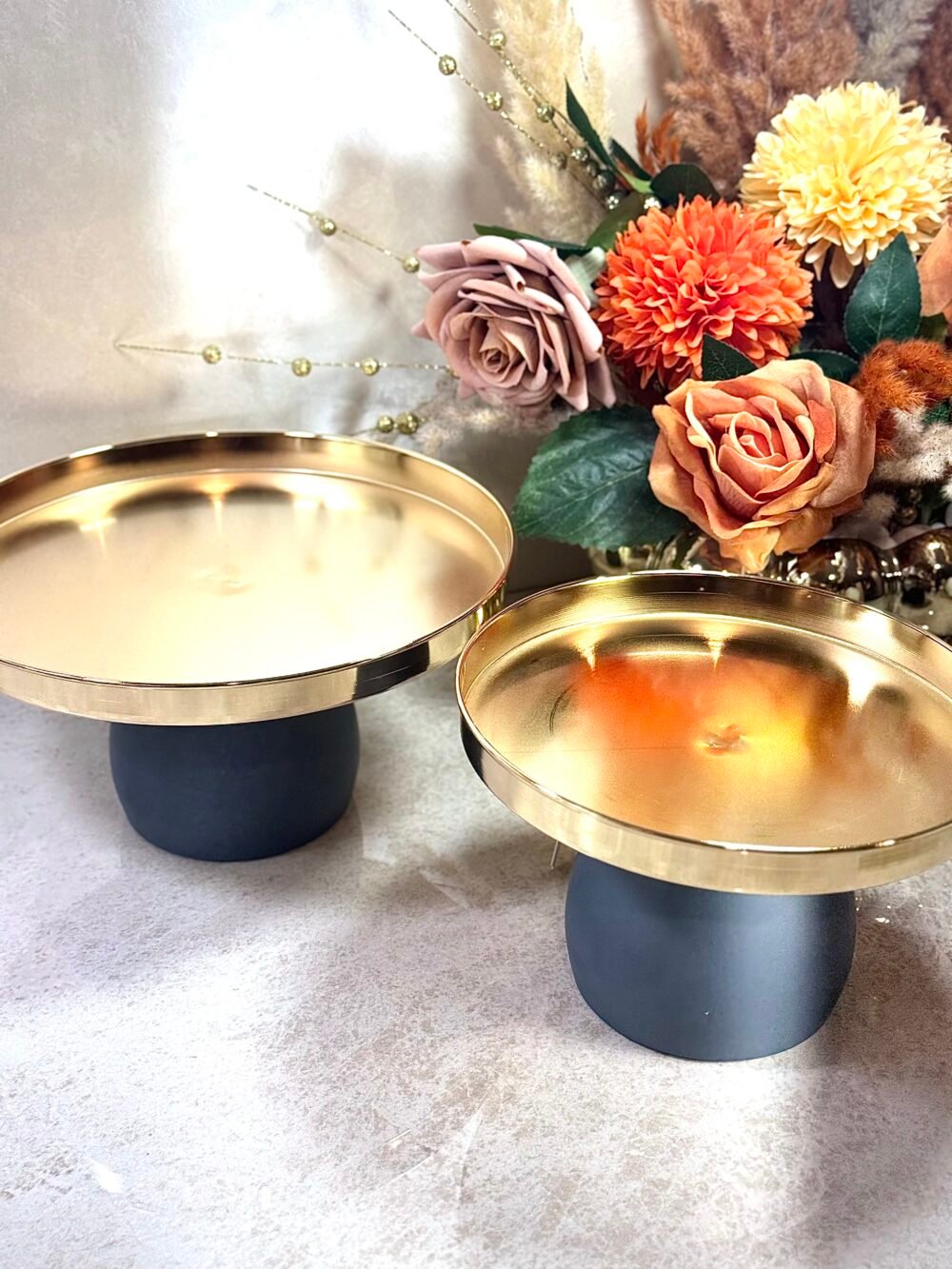 Ensemble de 2 Présentoirs Ronds Gris et Doré – Élégance pour Table et Décoration