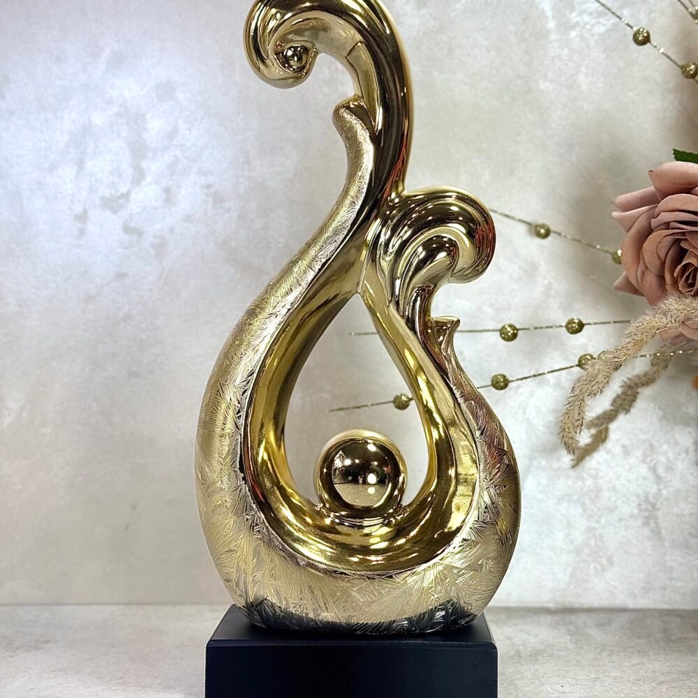 Statue Moderne Élégante Dorée avec Socle Noir – Design Contemporain pour Intérieur Raffiné