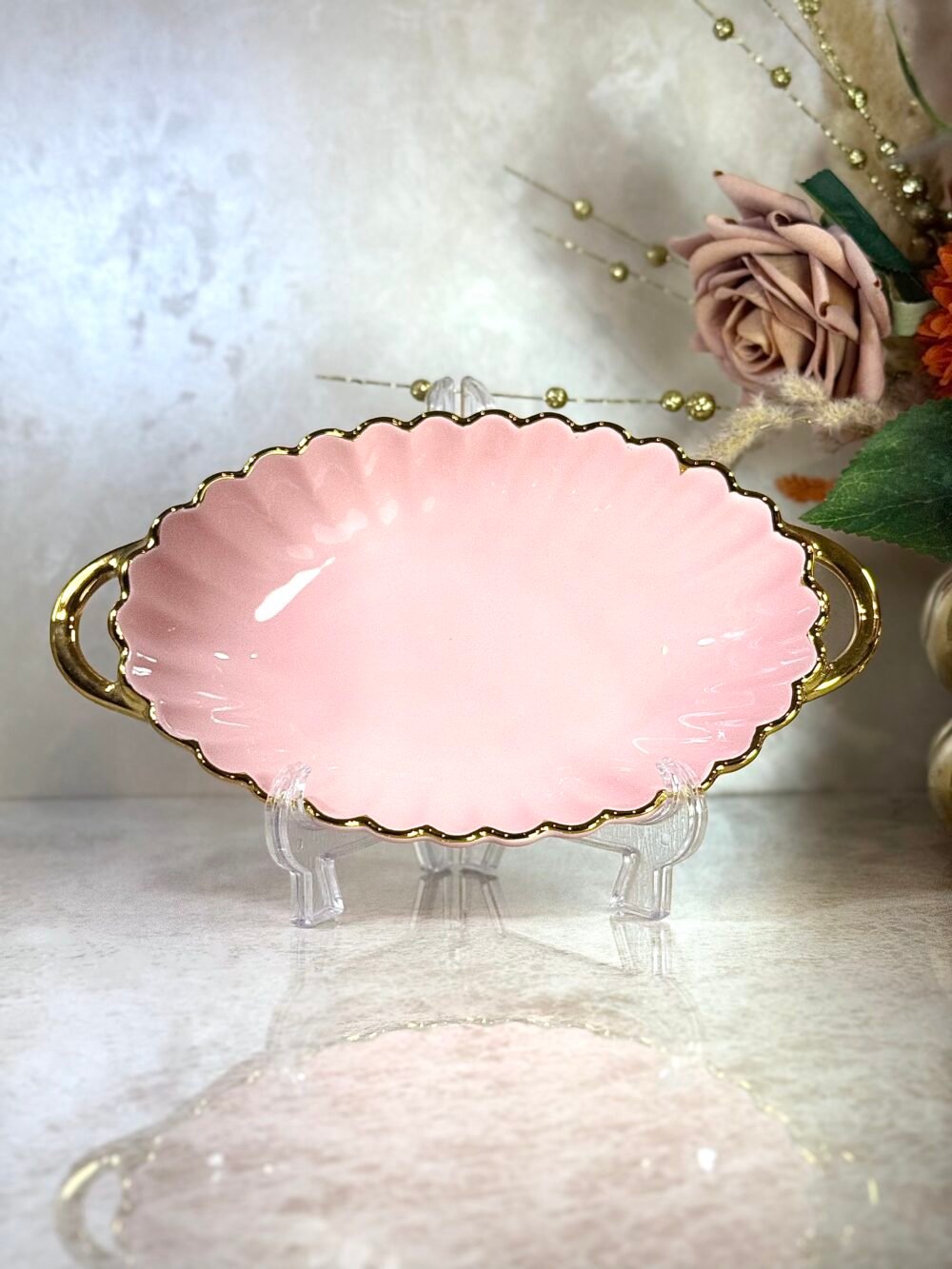 Bol Ovale de Présentation Rose avec Motifs Dorés et Poignées Élégantes