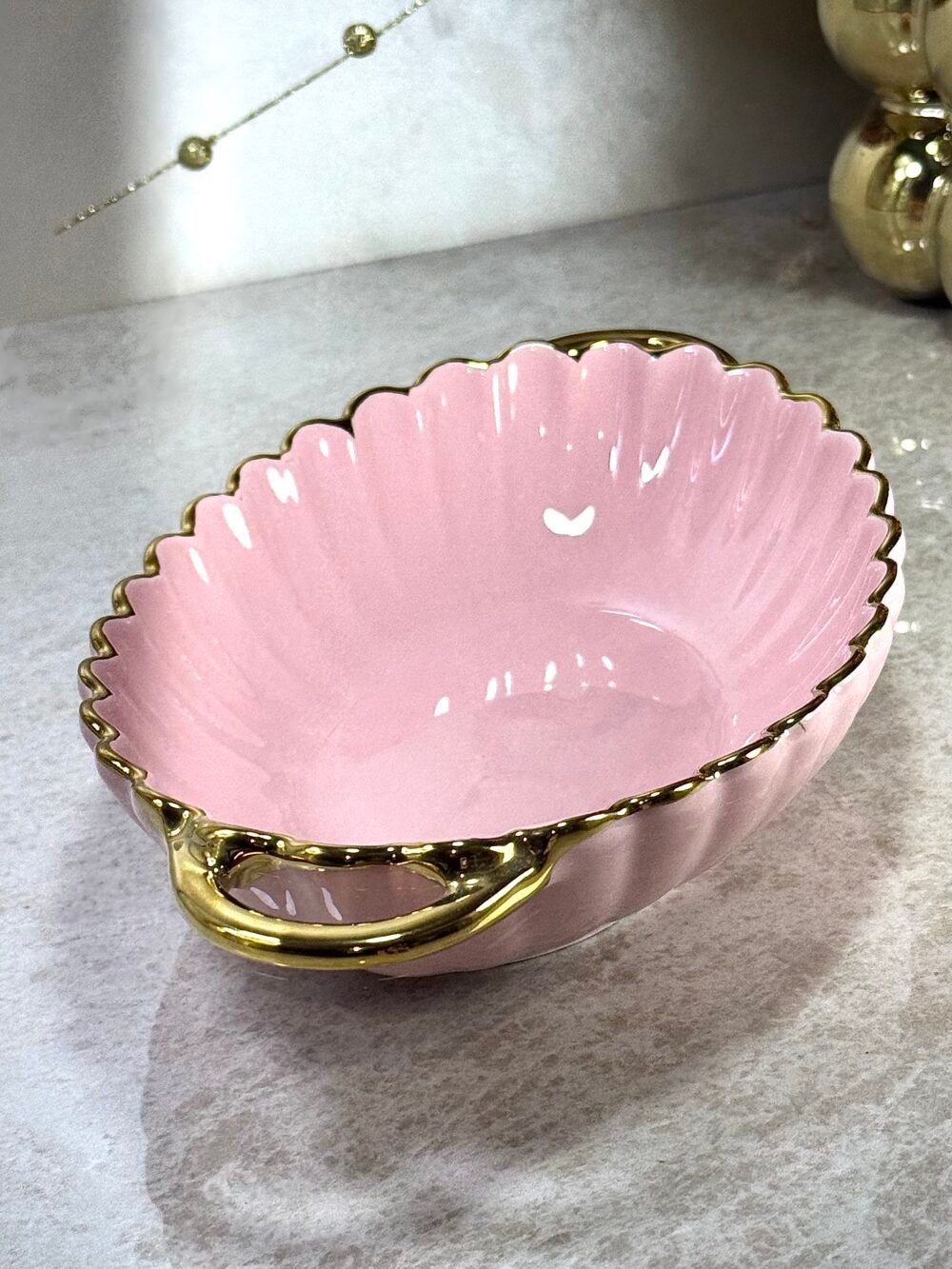 Bol Ovale de Présentation Rose avec Motifs Dorés et Poignées Élégantes