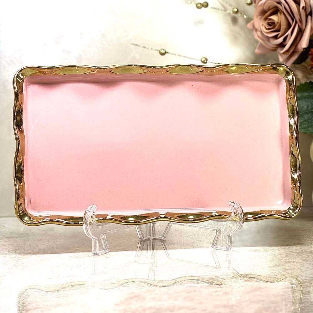 Assiette Rectangulaire de Présentation Rose avec Motifs Dorés Élégants