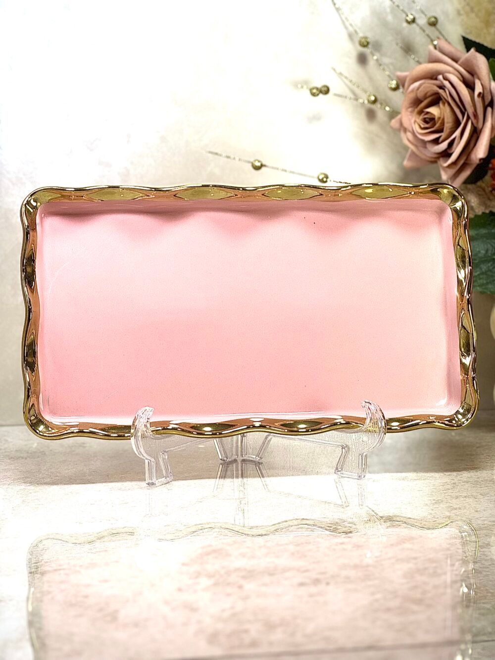 Assiette Rectangulaire de Présentation Rose avec Motifs Dorés Élégants
