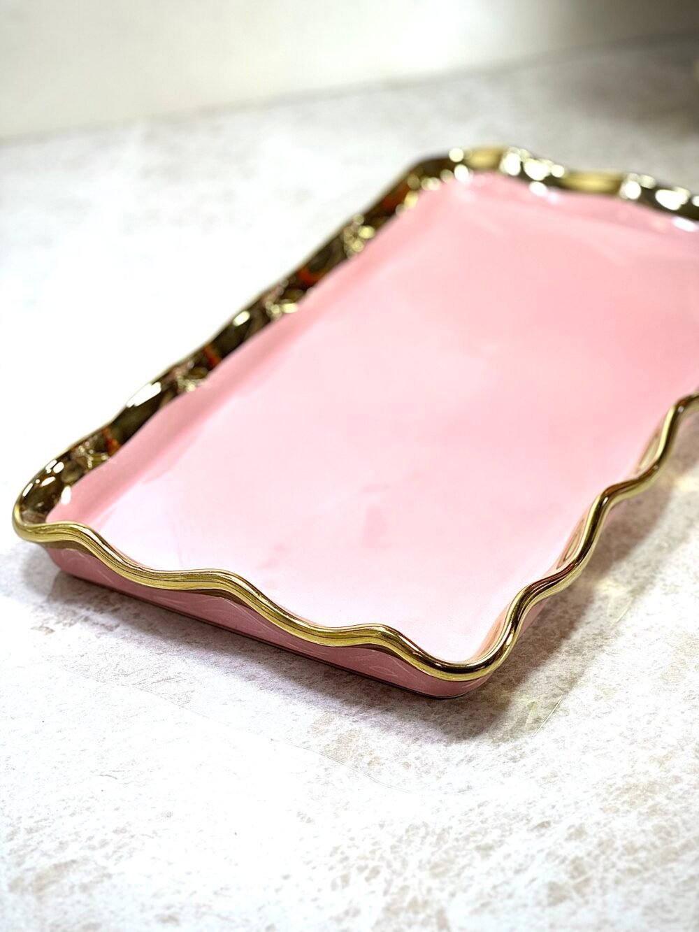 Assiette Rectangulaire de Présentation Rose avec Motifs Dorés Élégants