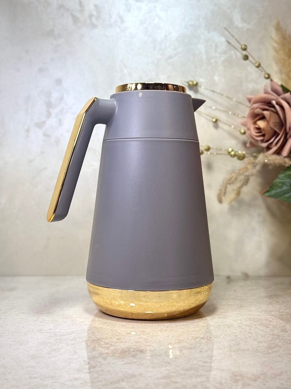 Thermos Gris Élégant avec Motifs Dorés – Design Simple et Raffiné