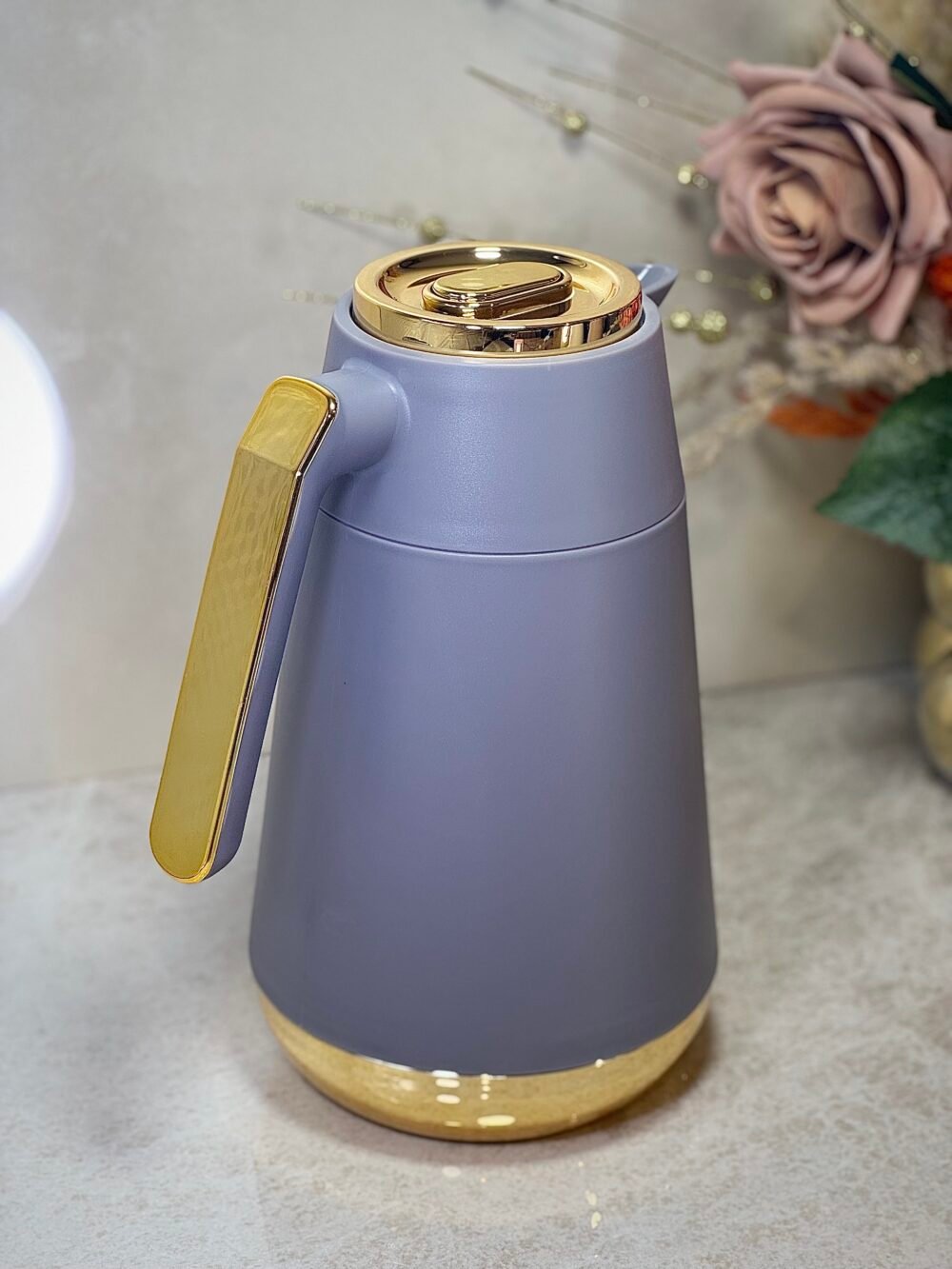 Thermos Gris Élégant avec Motifs Dorés – Design Simple et Raffiné