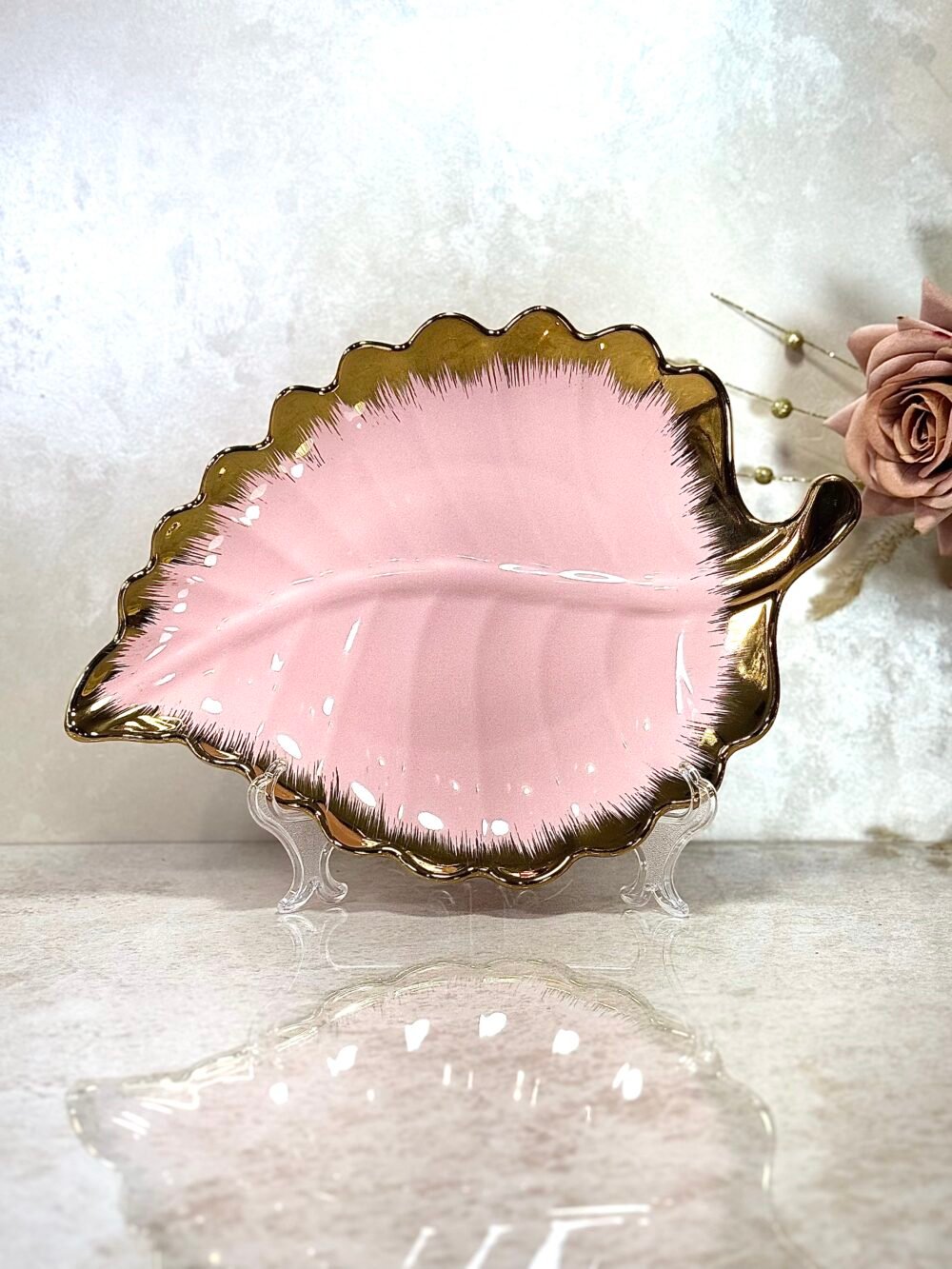 Grande Assiette de Présentation Feuille Rose et Doré – Élégance Naturelle pour Votre Table