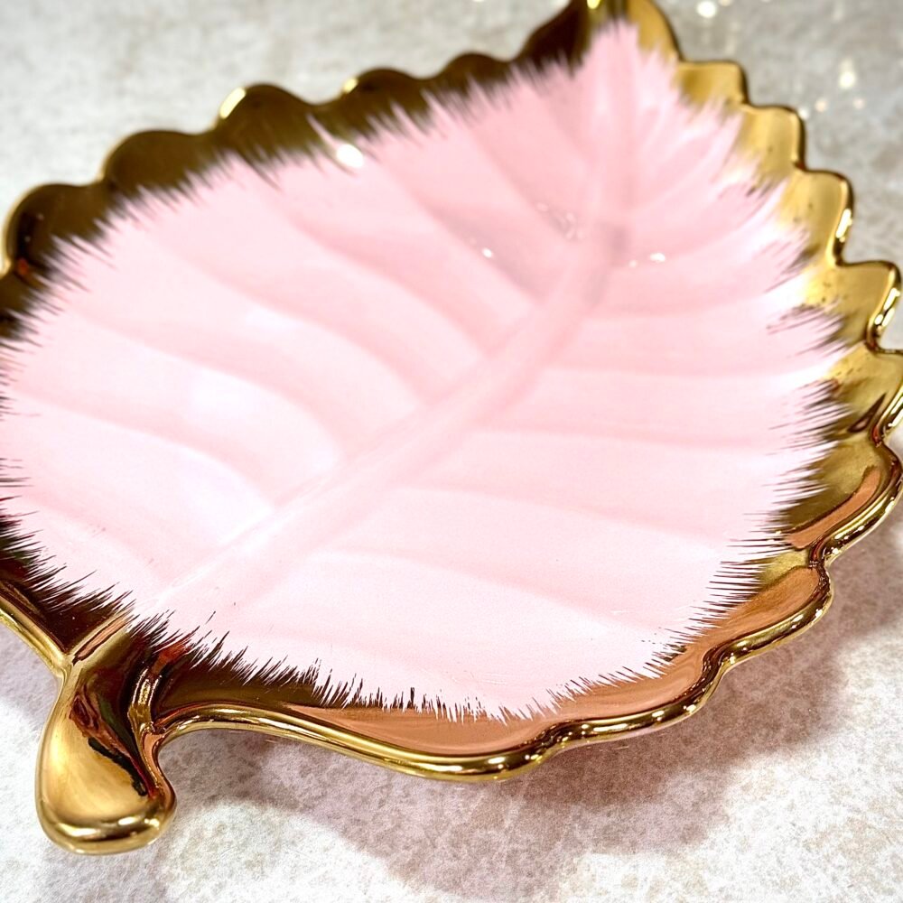 Grande Assiette de Présentation Feuille Rose et Doré – Élégance Naturelle pour Votre Table