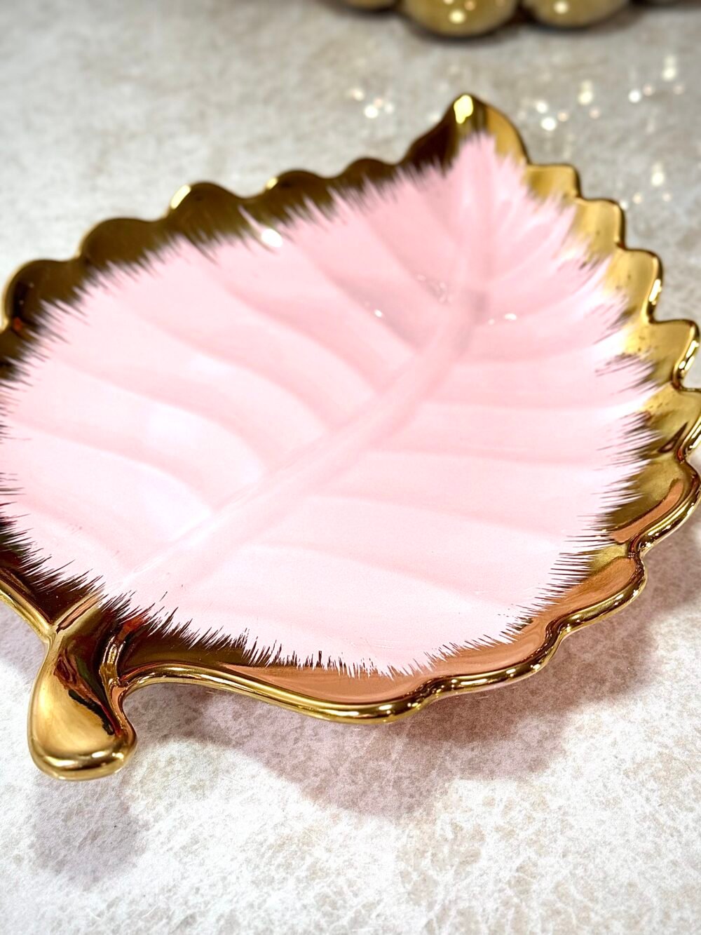 Grande Assiette de Présentation Feuille Rose et Doré – Élégance Naturelle pour Votre Table