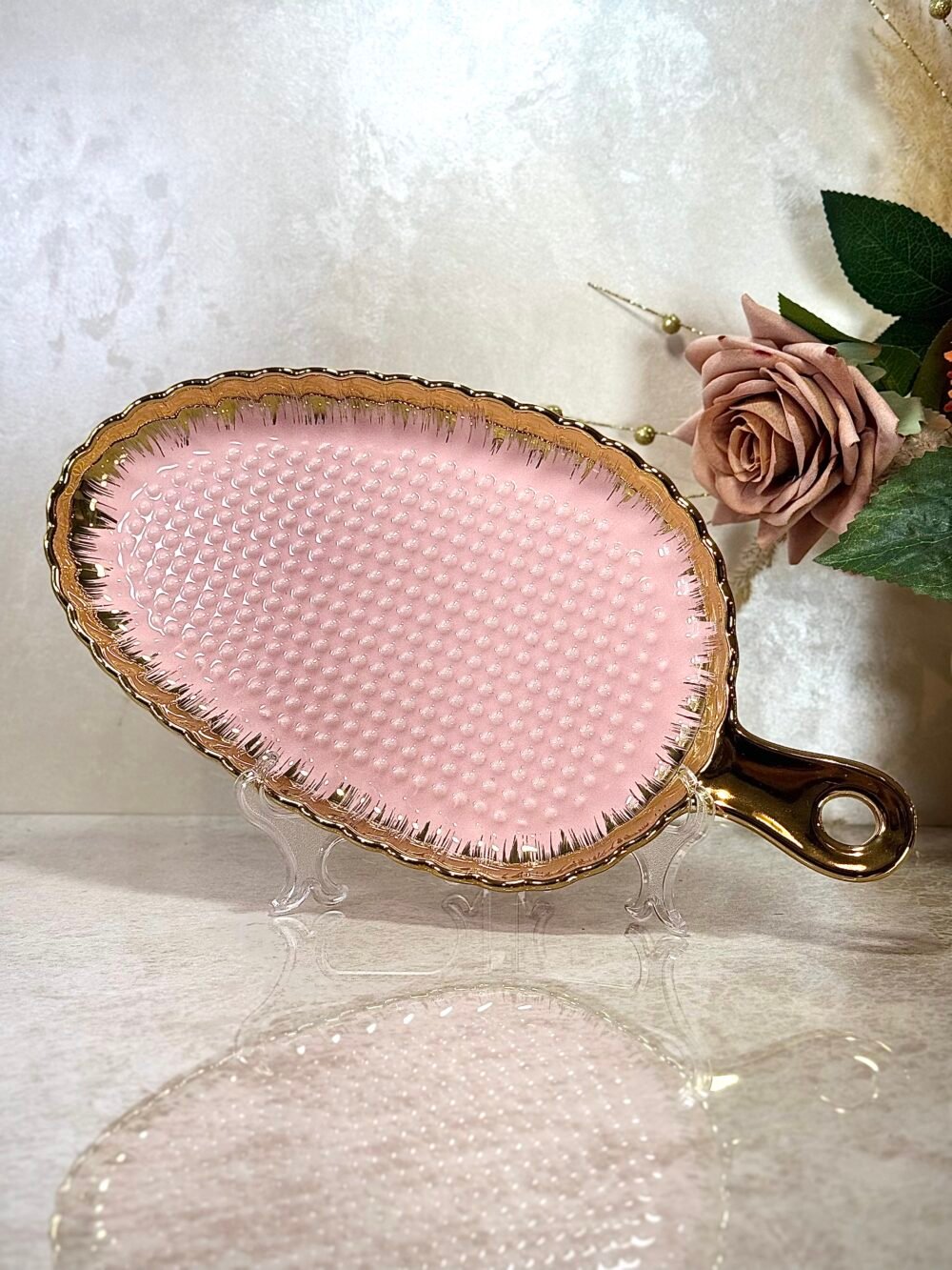 Assiette de Présentation Texturée en Forme de Pelle – Rose et Doré Élégant