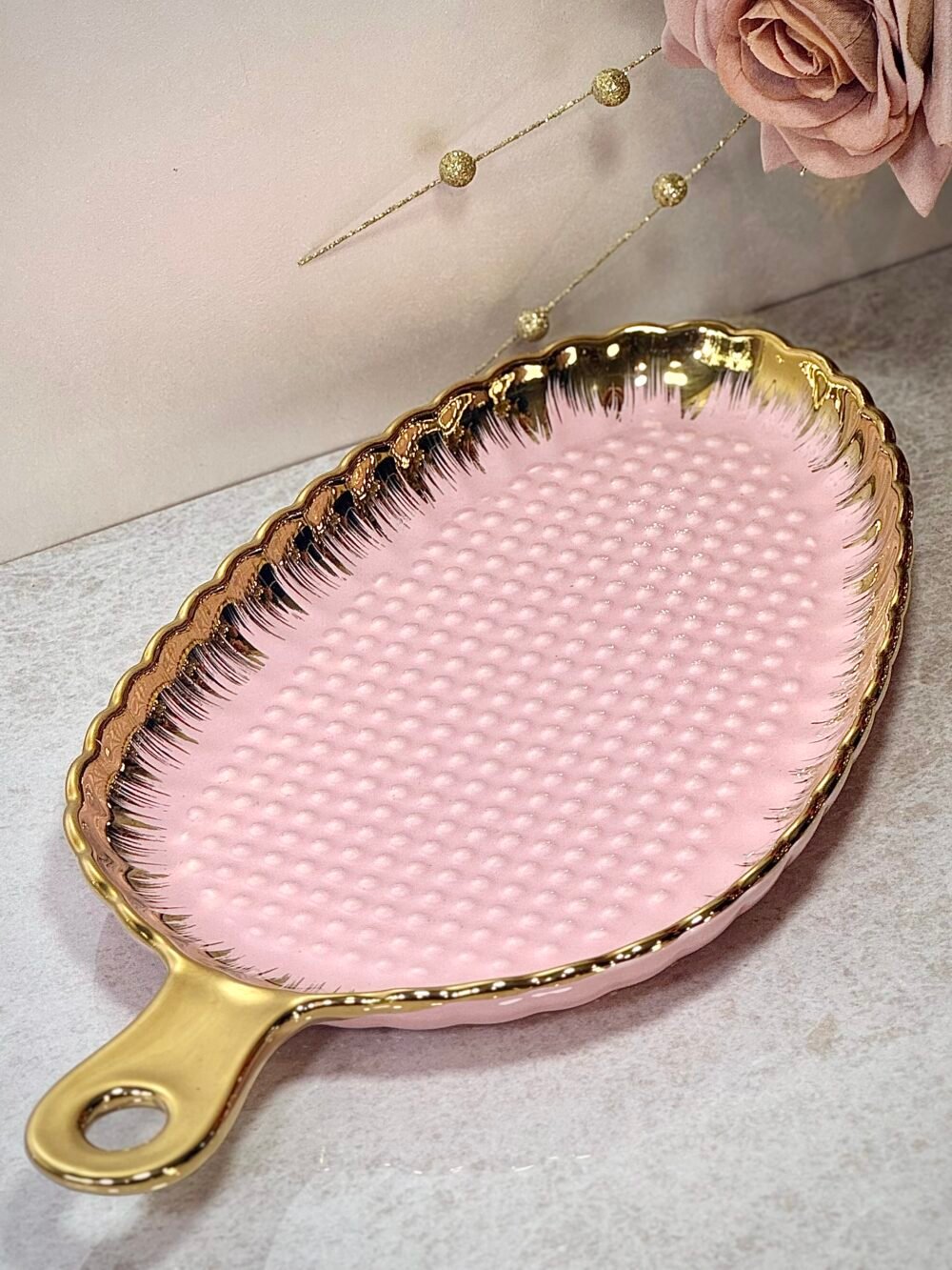 Assiette de Présentation Texturée en Forme de Pelle – Rose et Doré Élégant