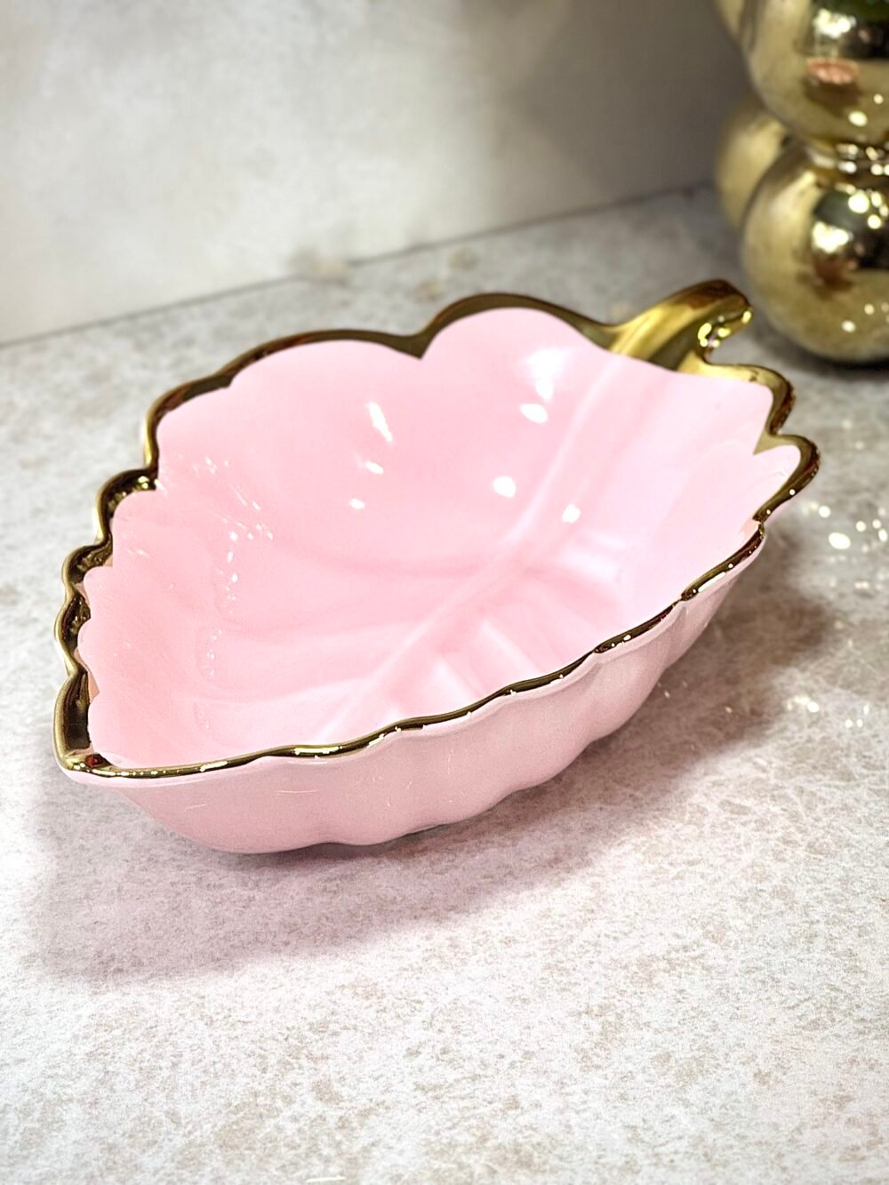Bol en Forme de Feuille – Rose et Doré Brillant pour une Table Élégante