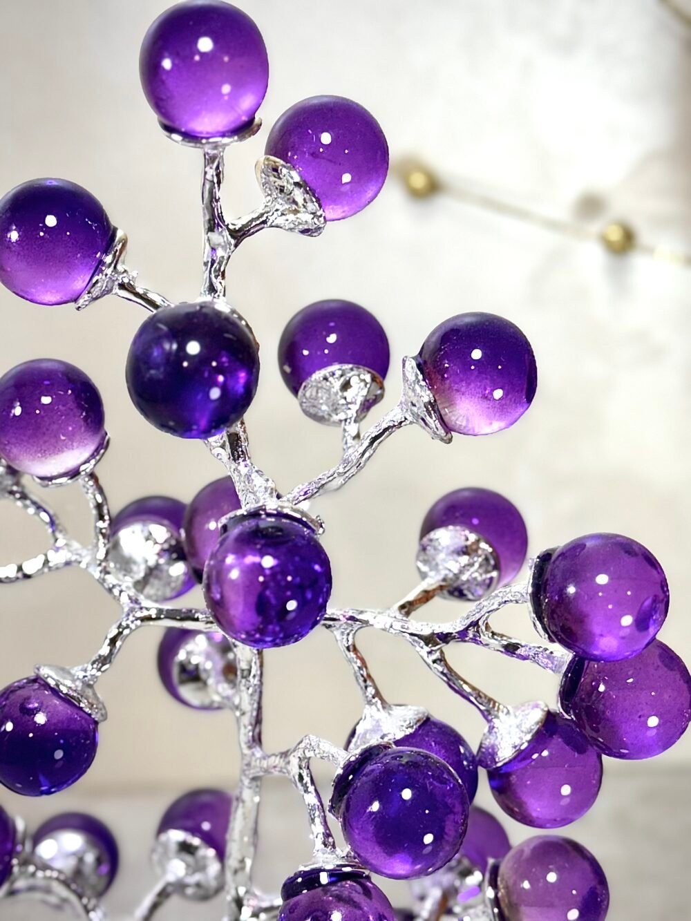 Arbre Décoratif en Métal et Verre – Boules Violettes Élégantes