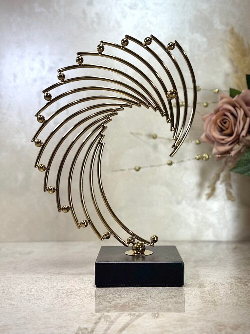Statue Décorative Métallique Forme de Vague – Élégance Moderne et Fluidité
