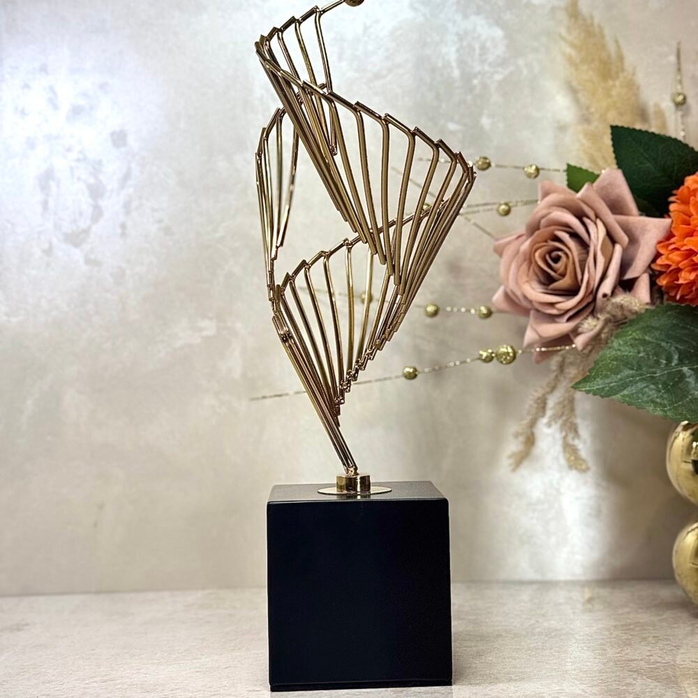 Statue Décorative Métallique Forme d’Escalier – Design Moderne