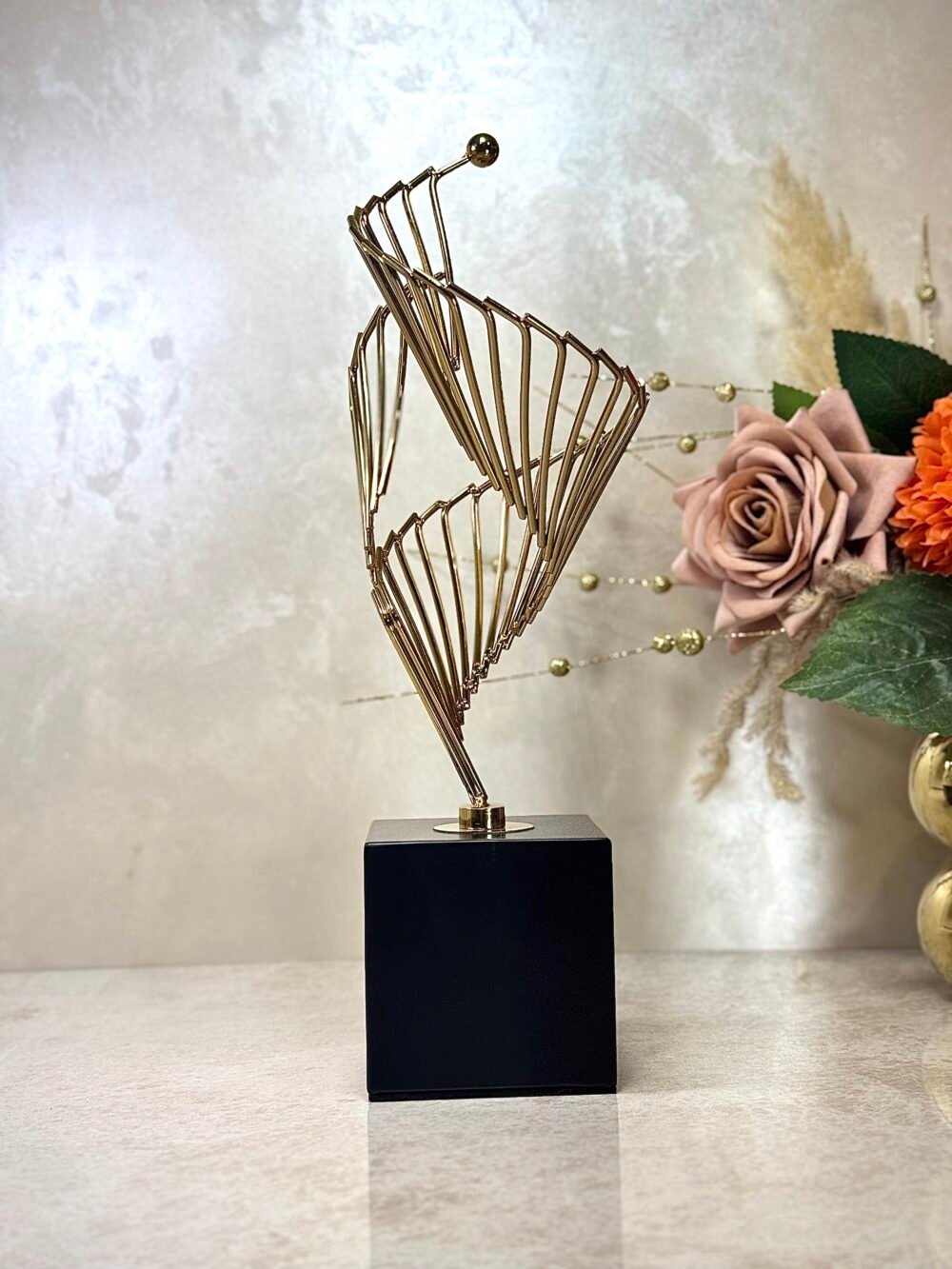 Statue Décorative Métallique Forme d’Escalier – Design Moderne