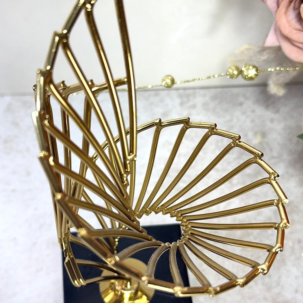 Statue Décorative Métallique Forme d’Escalier – Design Moderne