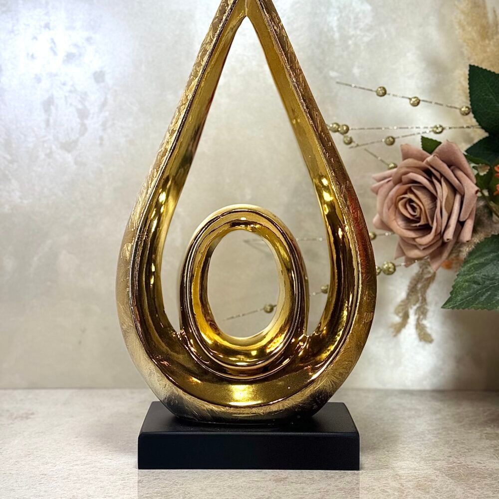 Statue Moderne Élégante Dorée Forme Goutte d’Eau – Socle Noir