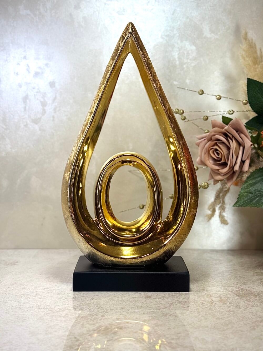 Statue Moderne Élégante Dorée Forme Goutte d’Eau – Socle Noir