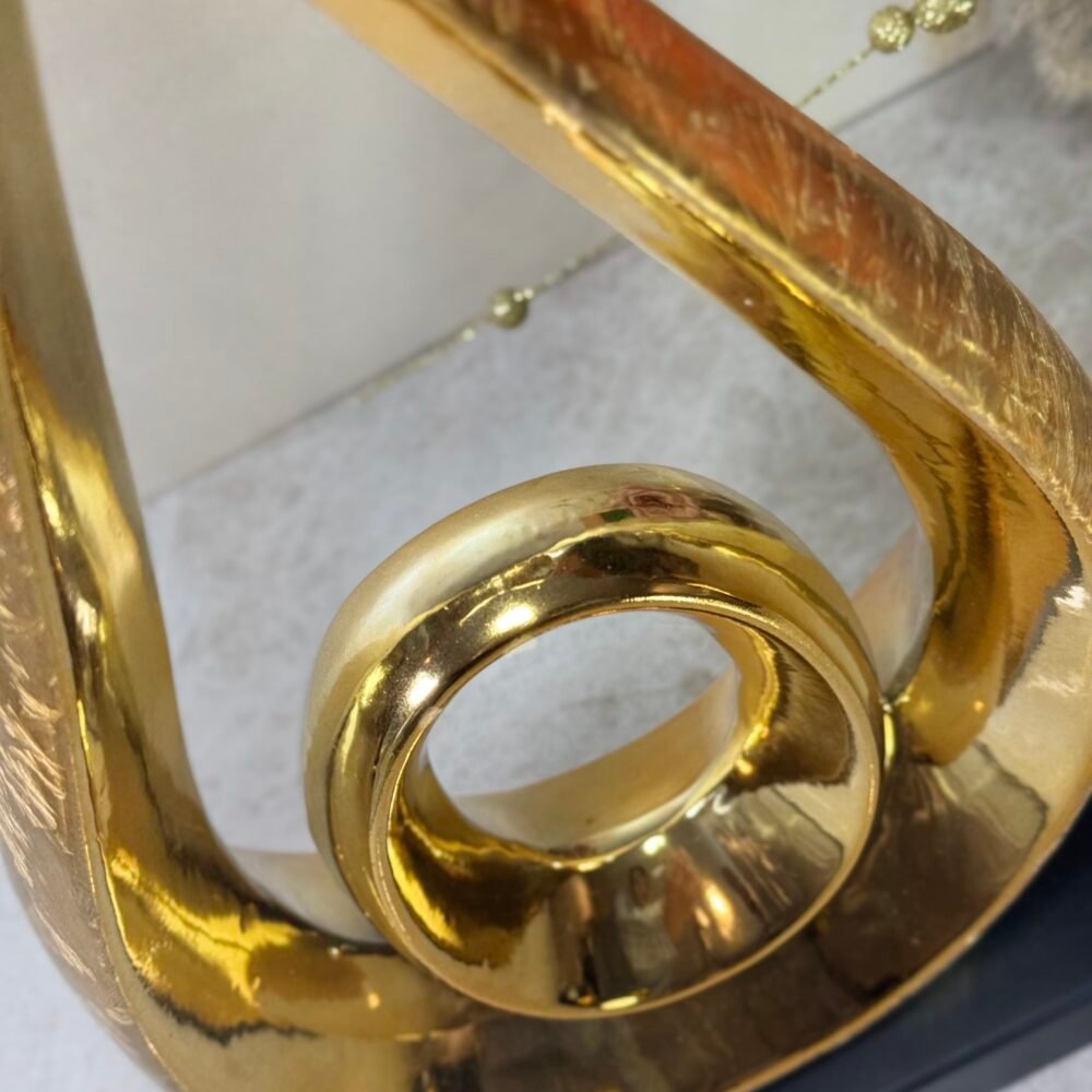 Statue Moderne Élégante Dorée Forme Goutte d’Eau – Socle Noir